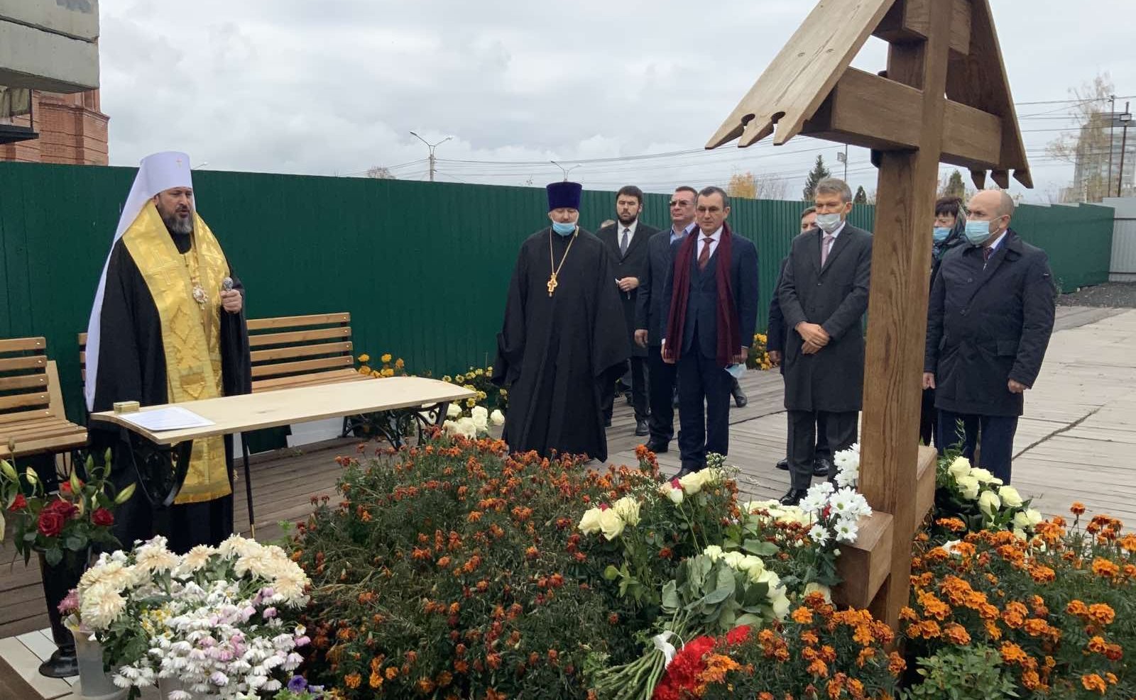 Николай Федоров и Борис Листов также посетили могилу митрополита Чебоксарского и Чувашского Варнавы и почтили память главы Чувашской митрополии