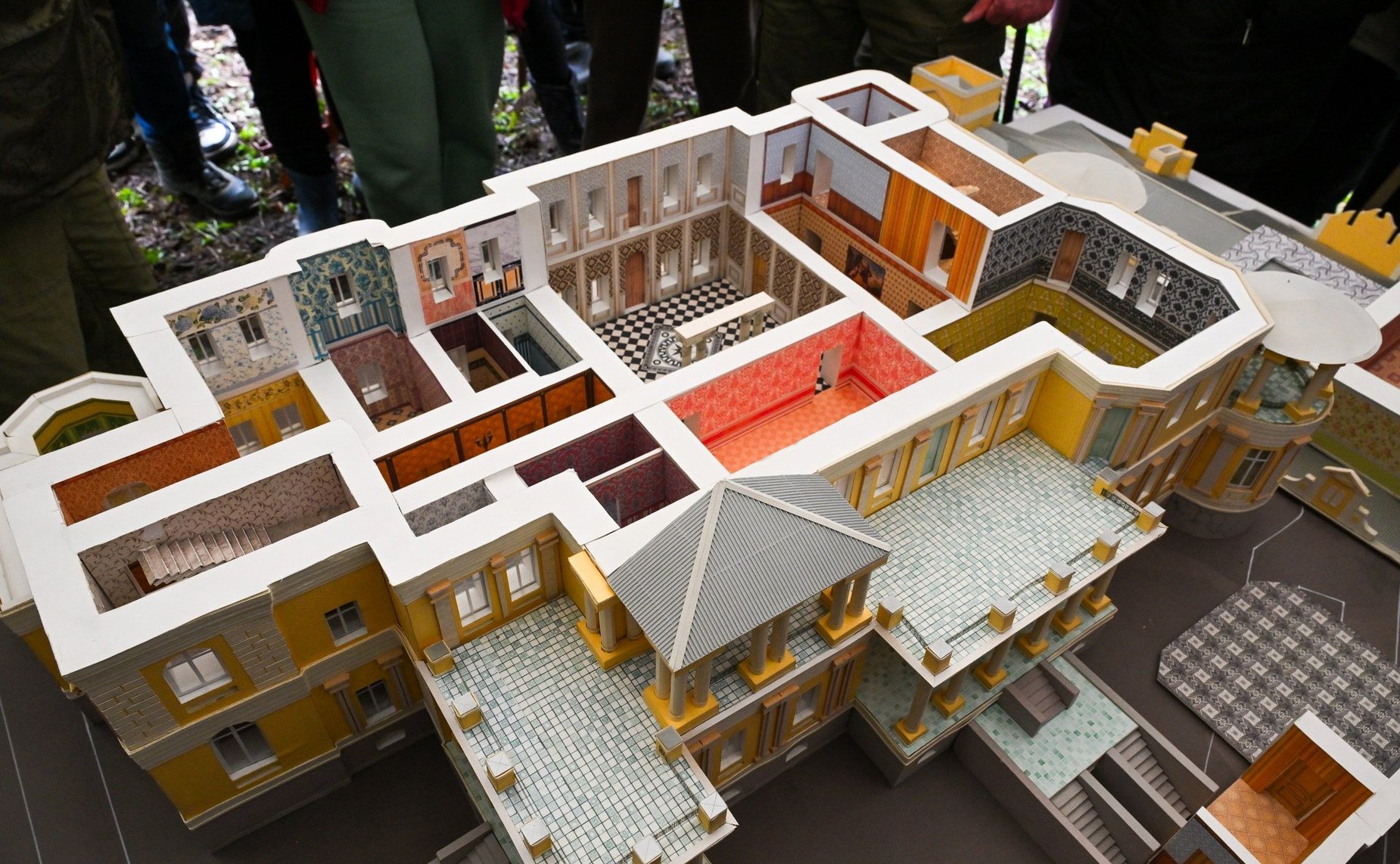 Анатолий Артамонов в ходе поездки в регион посетил музей изобразительных искусств и принял участие в открытии выставки заслуженного художника РФ Наталии Овсиенко «Россия — Китай. Без перевода»