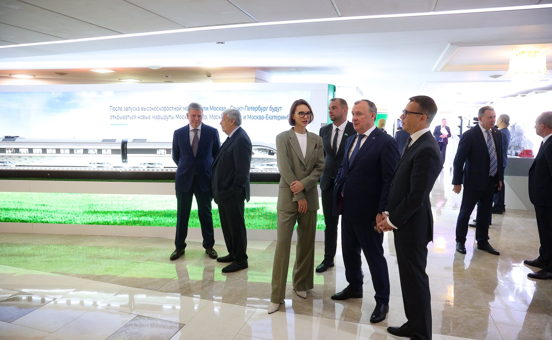 Валентина Матвиенко и Евгений Куйвашев осмотрели выставку, посвященную истории и перспективным направлениям развития Свердловской области