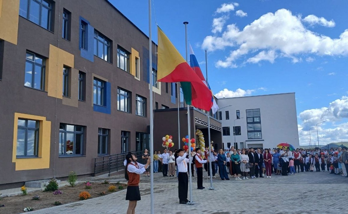 Баир Жамсуев посетил поселок Агинское и принял участие в открытии новой школы в микрорайоне «Западный»