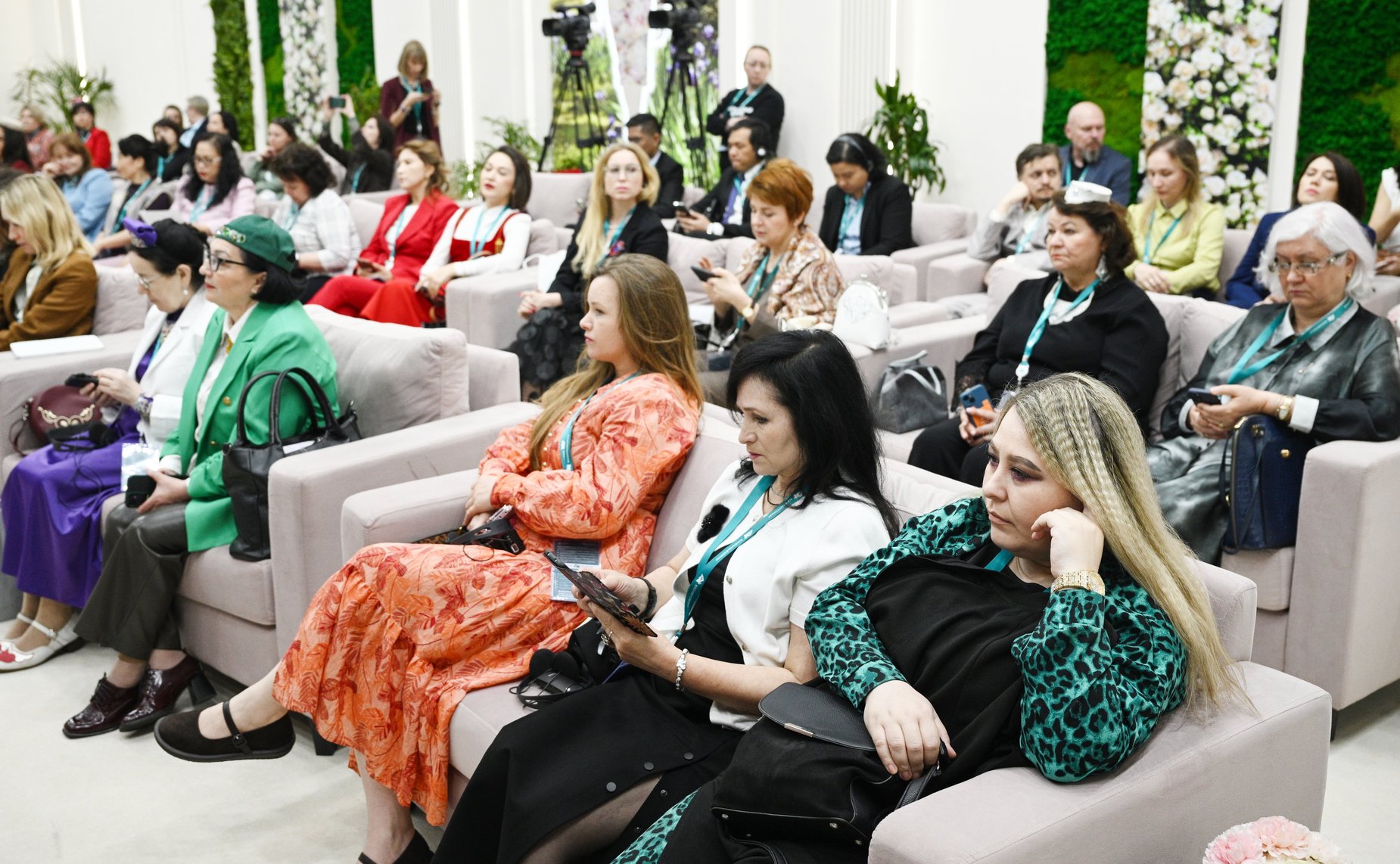 Сессия «Женщины в экономике: векторы международного сотрудничества». XVII Международный экономический форум «Россия – Исламский мир: KazanForum»