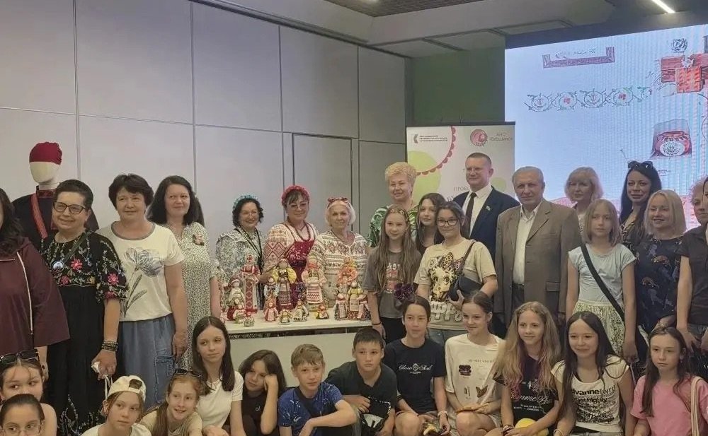 Ольга Бас в ходе рабочей поездки в регион посетила выставку-форум «Игрушки из бабушкиного сундучка»