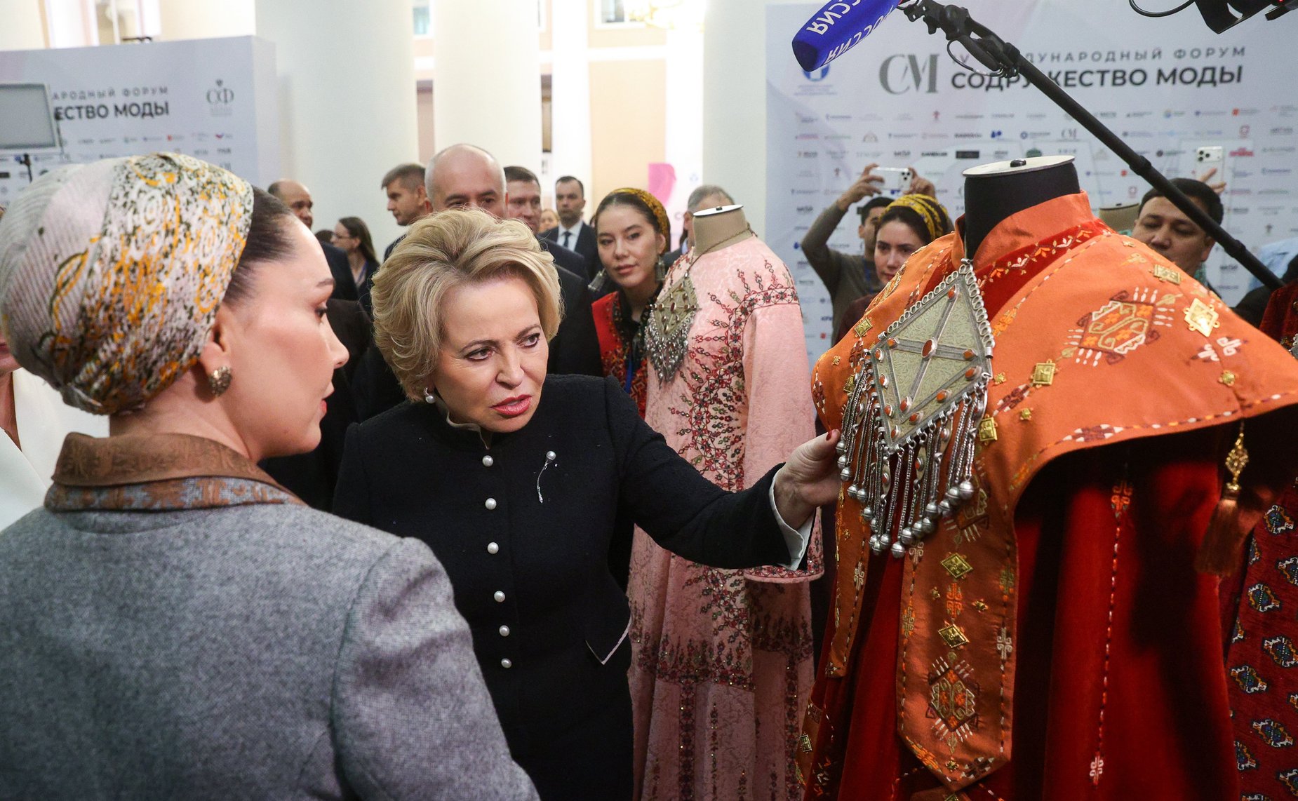 Валентина Матвиенко и Огулджахан Атабаева вместе осмотрели экспозиции Туркменистана и других стран на площадке IV Международного форума «Содружество моды»