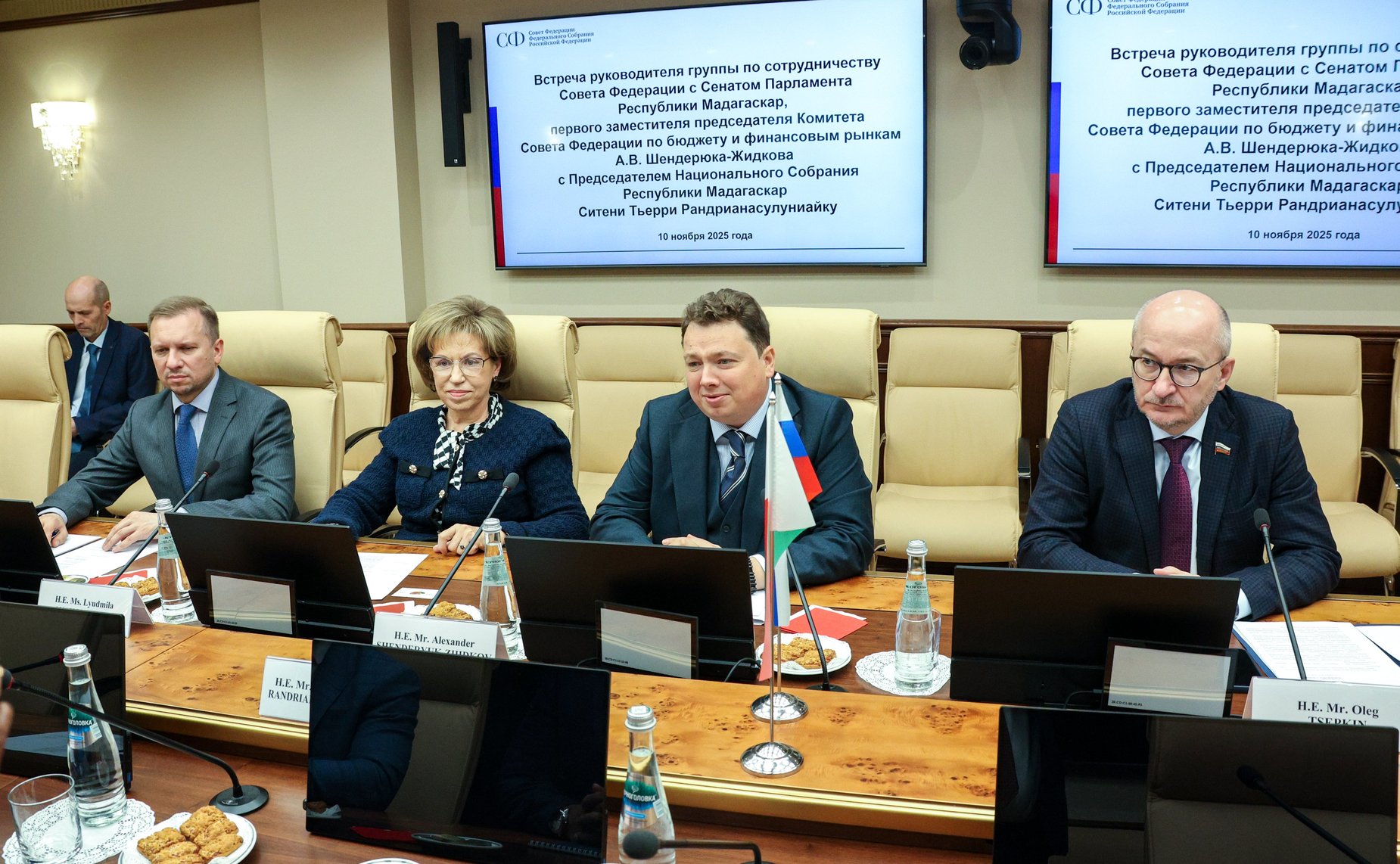 Встреча первого заместителя председателя Комитета СФ по бюджету и финансовым рынкам Александра Шендерюка-Жидкова с Председателем Национального Собрания Республики Мадагаскар Ситени Тьерри Рандриана Сулуниайку