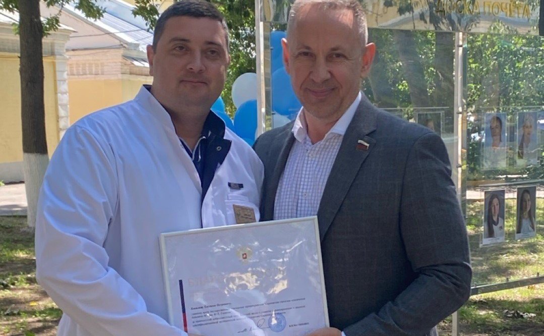 Олег Алексеев в ходе рабочей поездки в регион поздравил медицинских работников города Саратова с профессиональным праздником