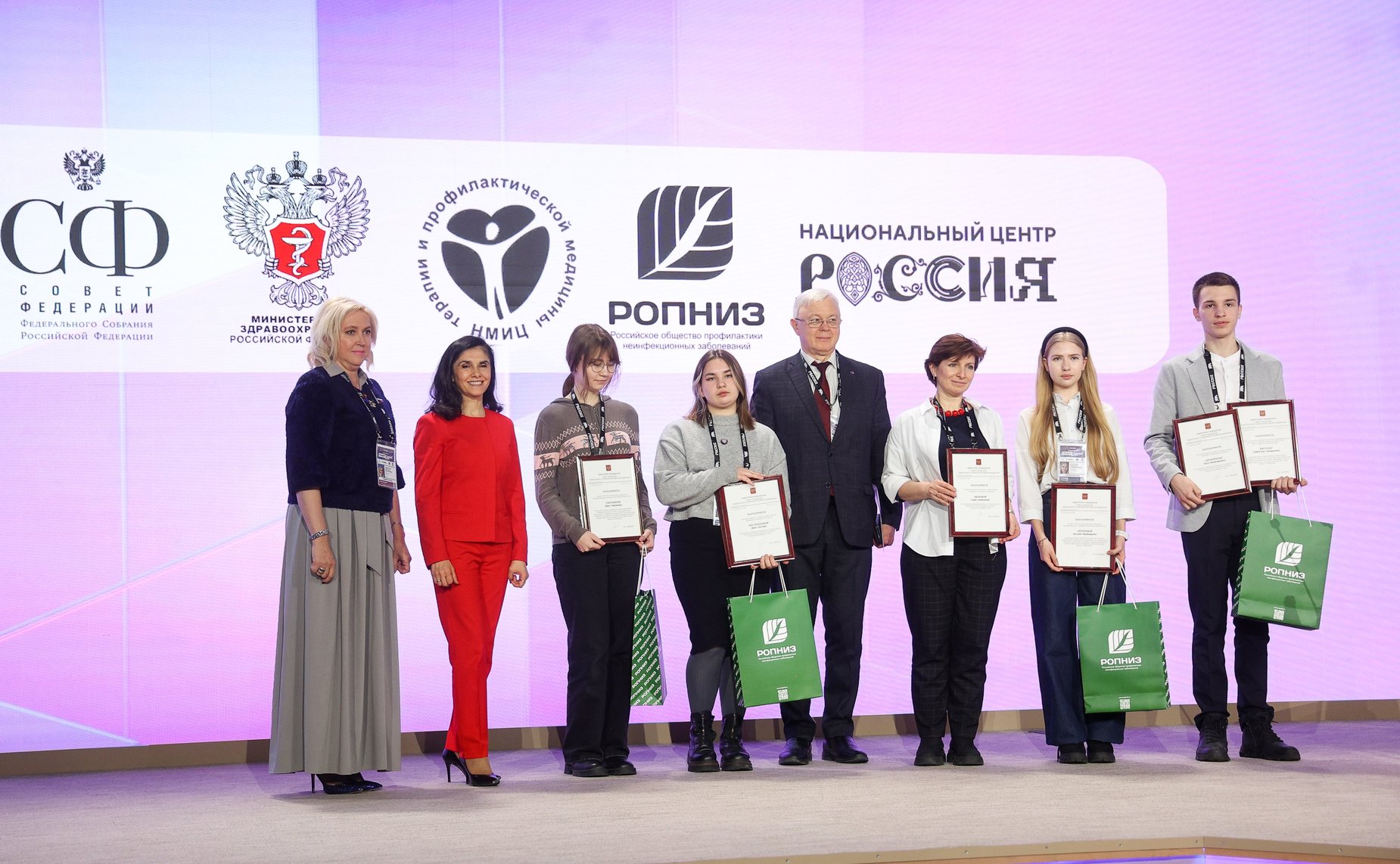 Светлана Кириллова приняла участие в награждении талантливой молодежи на сессии «Траектория от школьника до академика: формирование ценности здорового образа жизни у молодежи через вовлечение в науку»