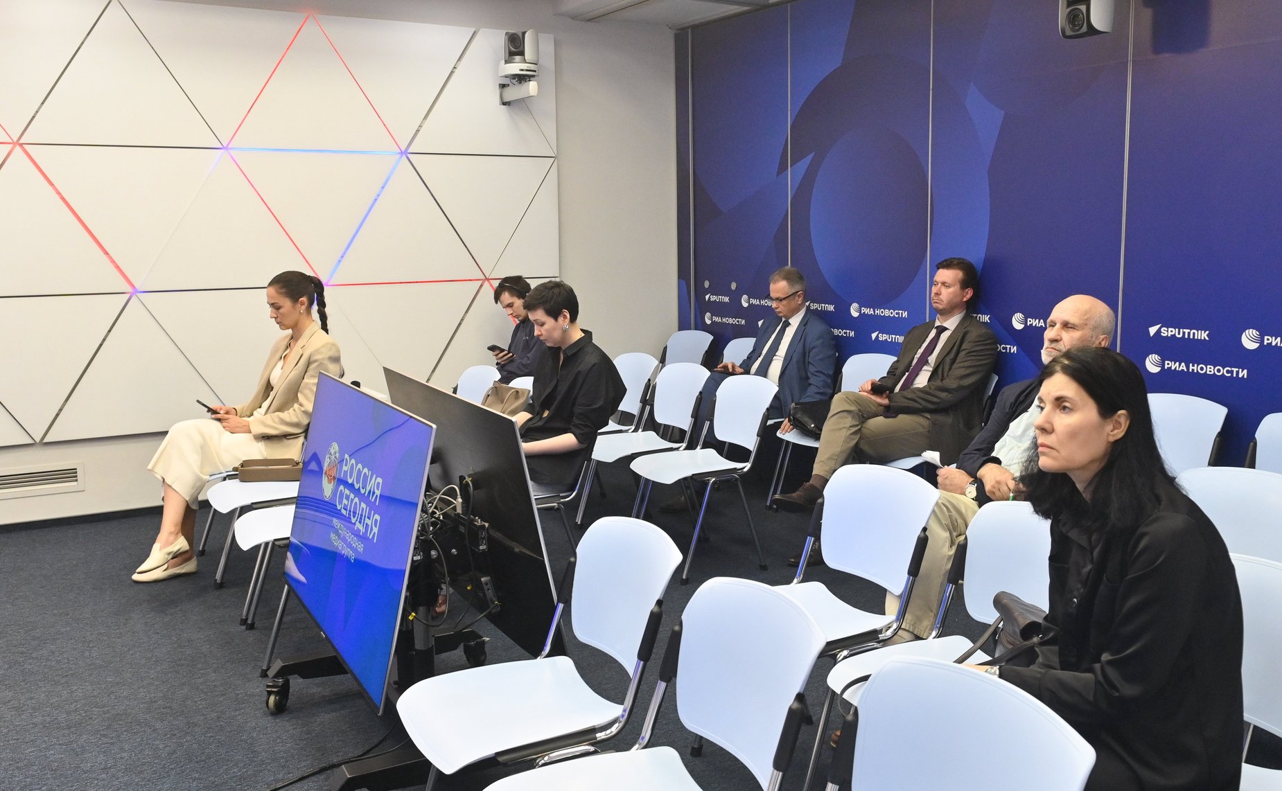 В международном мультимедийном пресс-центре Медиагруппы «Россия сегодня» состоялась пресс-конференция председателя Комитета Совета Федерации по аграрно-продовольственной политике и природопользованию Александра Двойных по итогам работы в весеннюю сессию