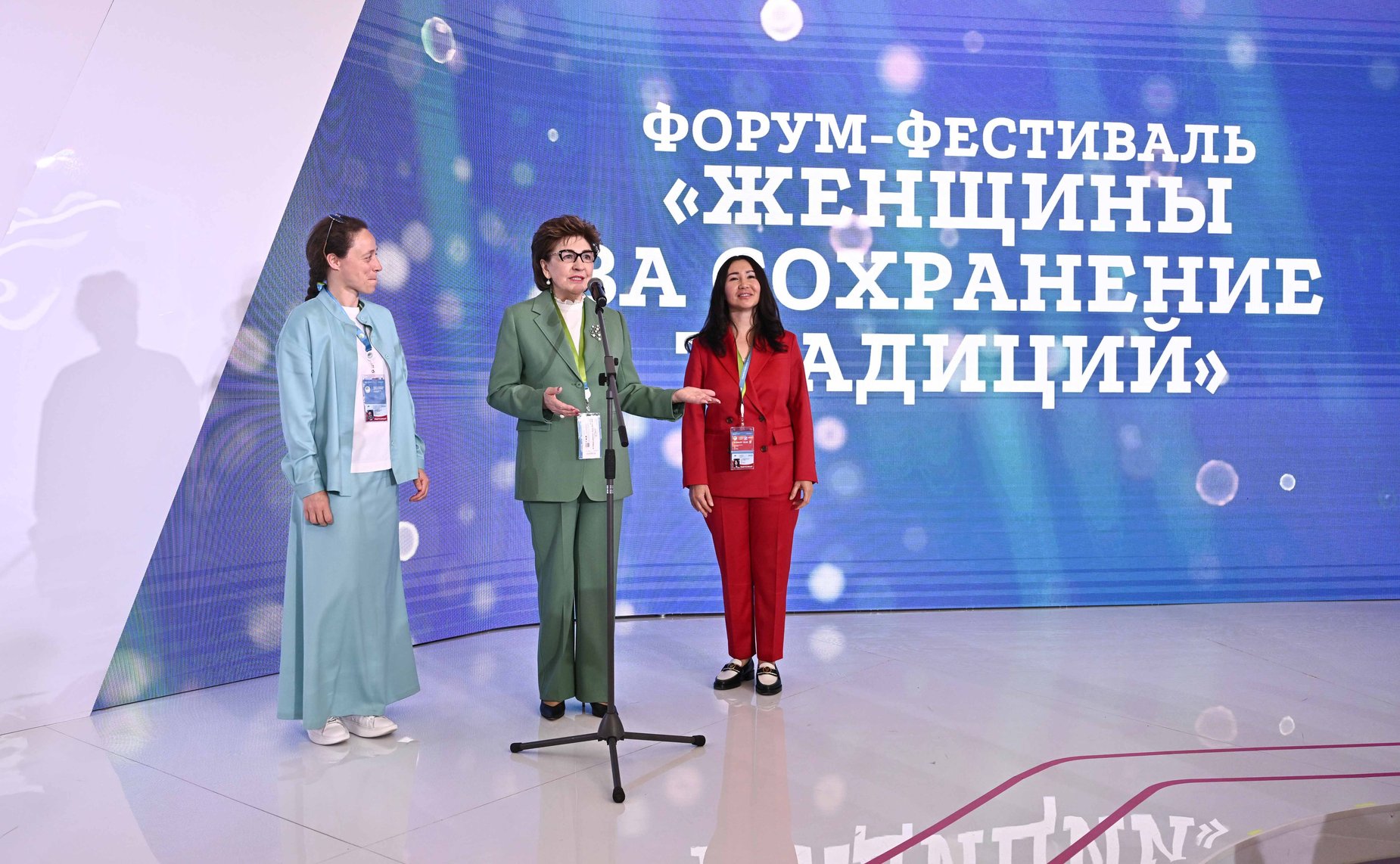 IV Евразийский женский форум. Презентация нового вида ткани, разработанной участниками проекта Совета ЕЖФ «Женщины в легкой промышленности»