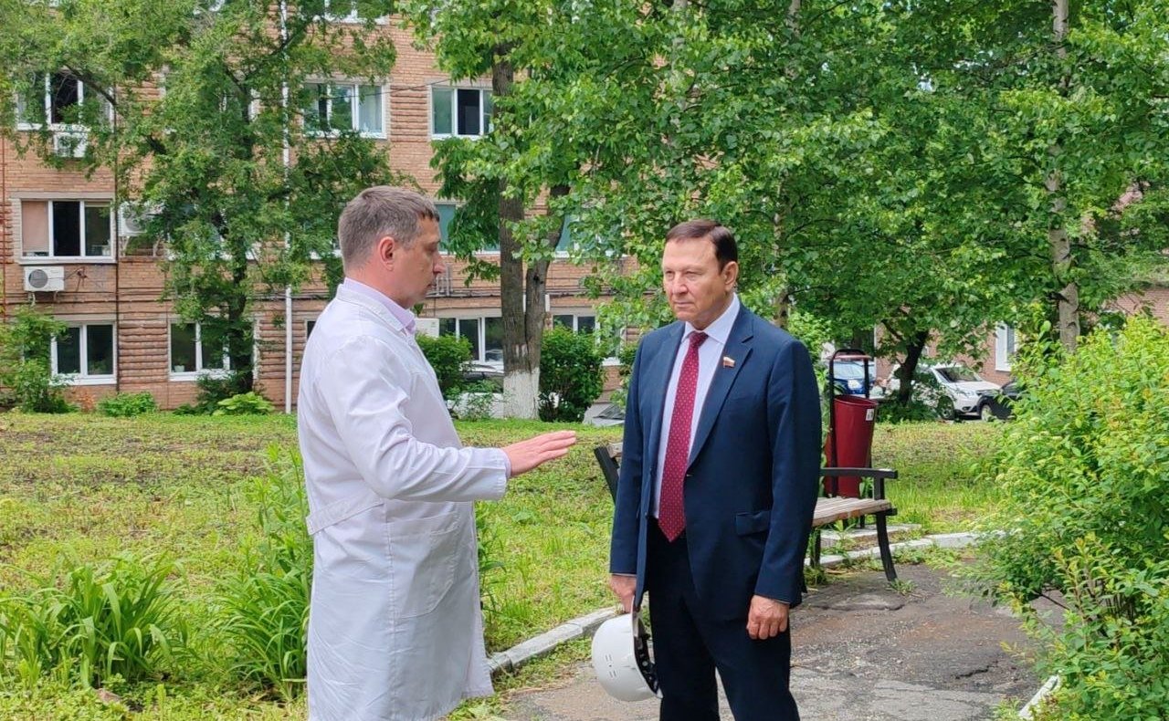 Александр Ролик в ходе региональной недели посетил реконструируемый корпус реабилитационного центра для участников СВО при Владивостокской клинической больнице №1