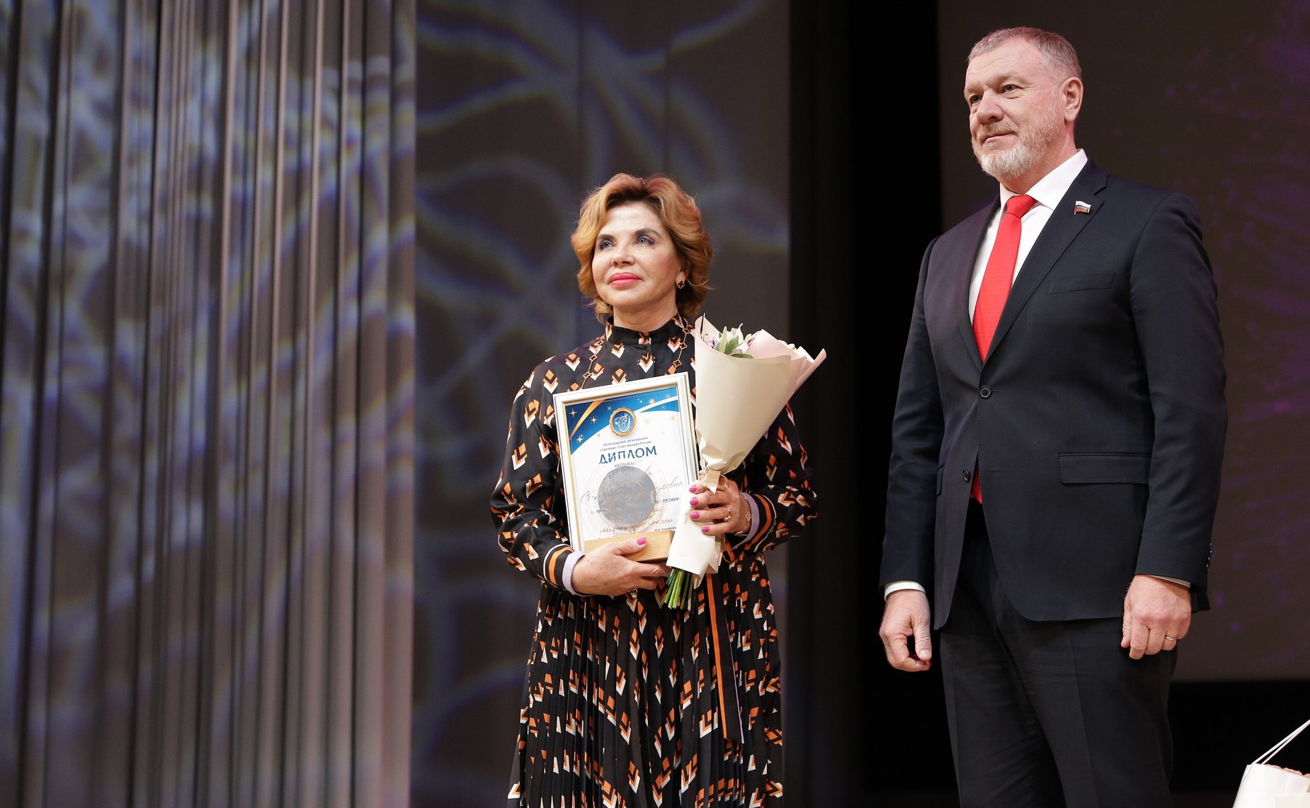 Сергей Горняков вручил награды победительницам регионального конкурса «Женщина года» в Волгограде
