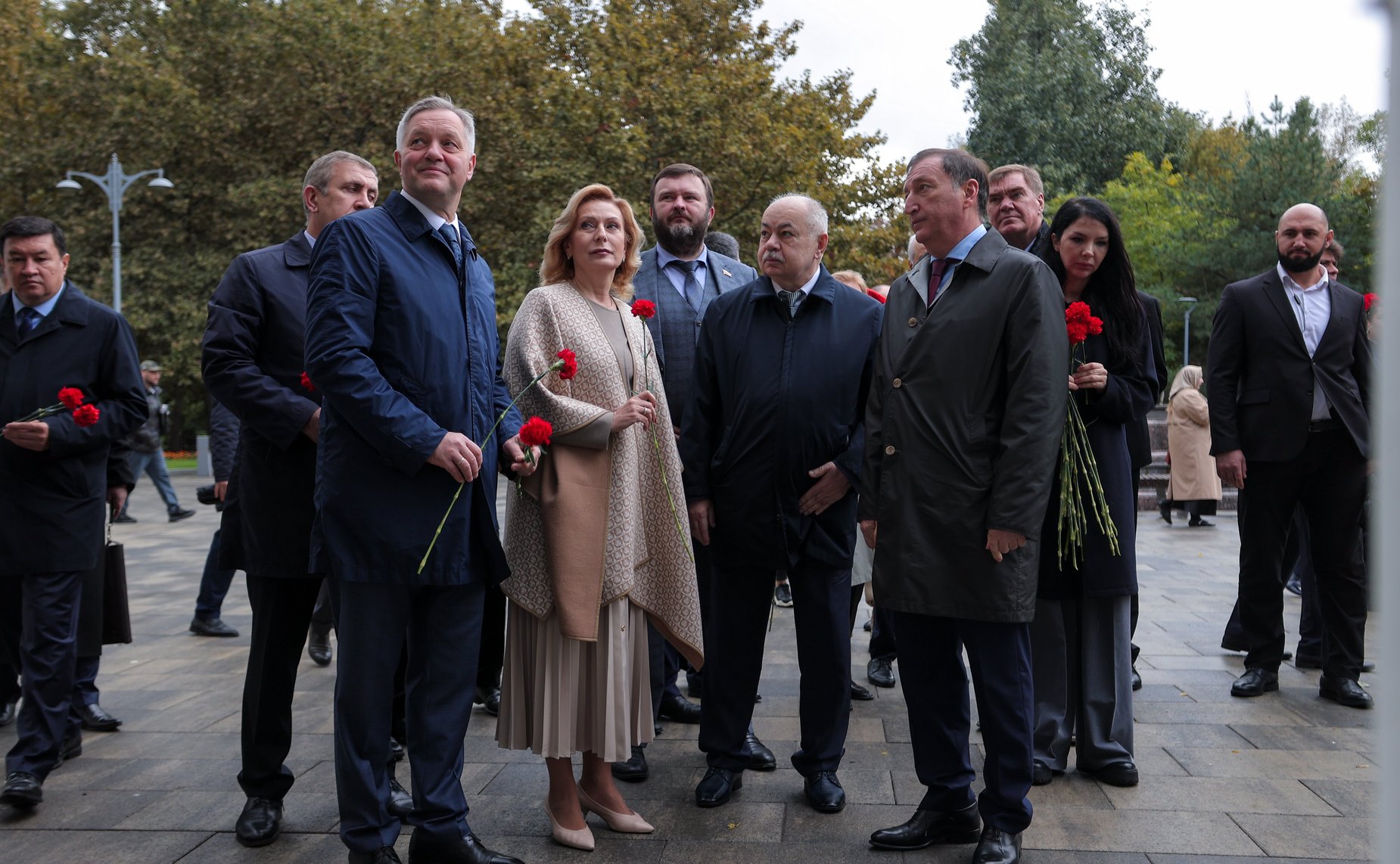 Сенаторы РФ возложили цветы к мемориалу Воину-освободителю в парке им. Ленинского комсомола в Махачкале (фото пресс-служба Министерства экономики и территориального развития Республики Дагестан)