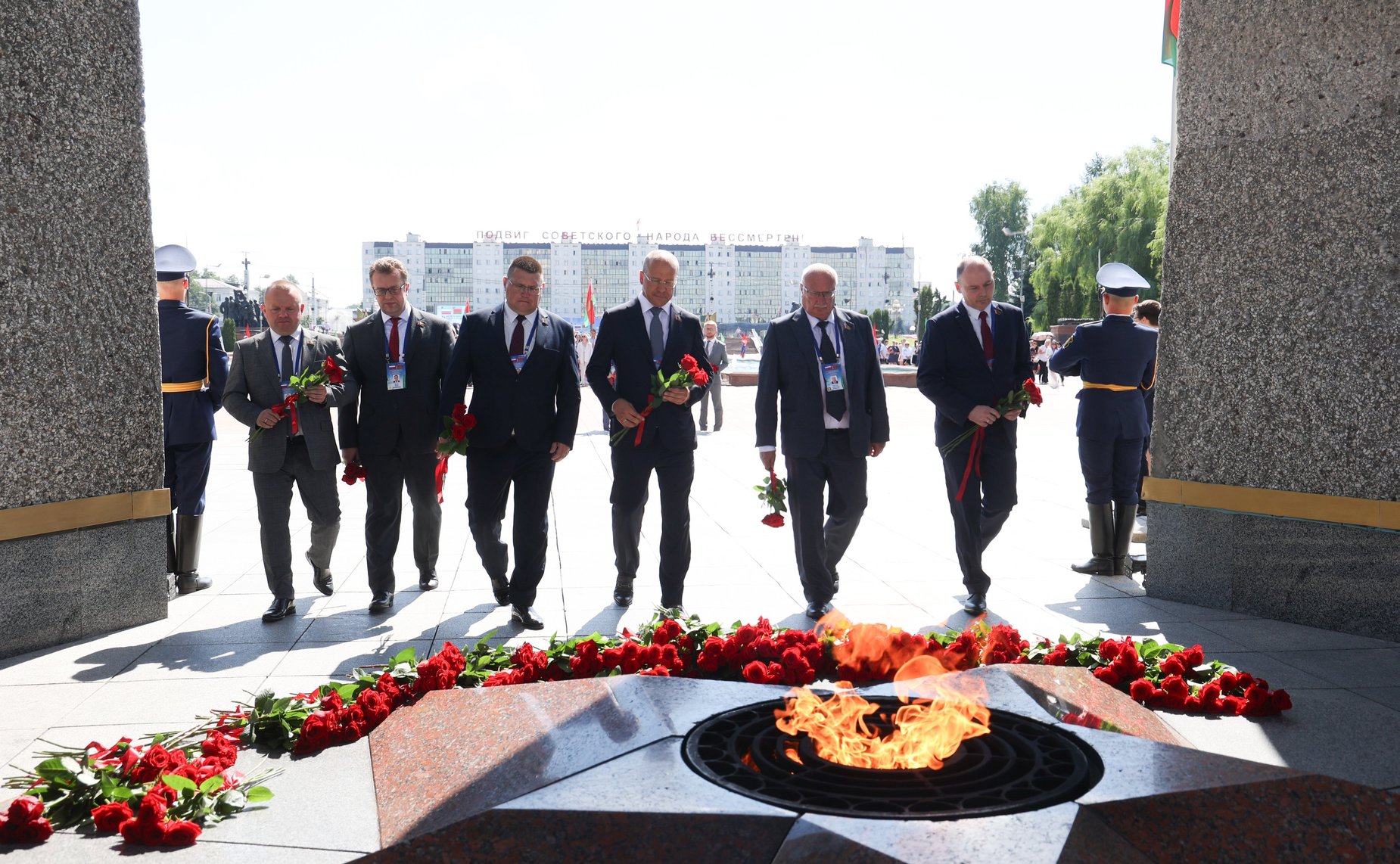 Торжественная церемония возложения цветов членами официальных делегаций Совета Республики и Совета Федерации к Вечному огню у монумента «Три штыка»