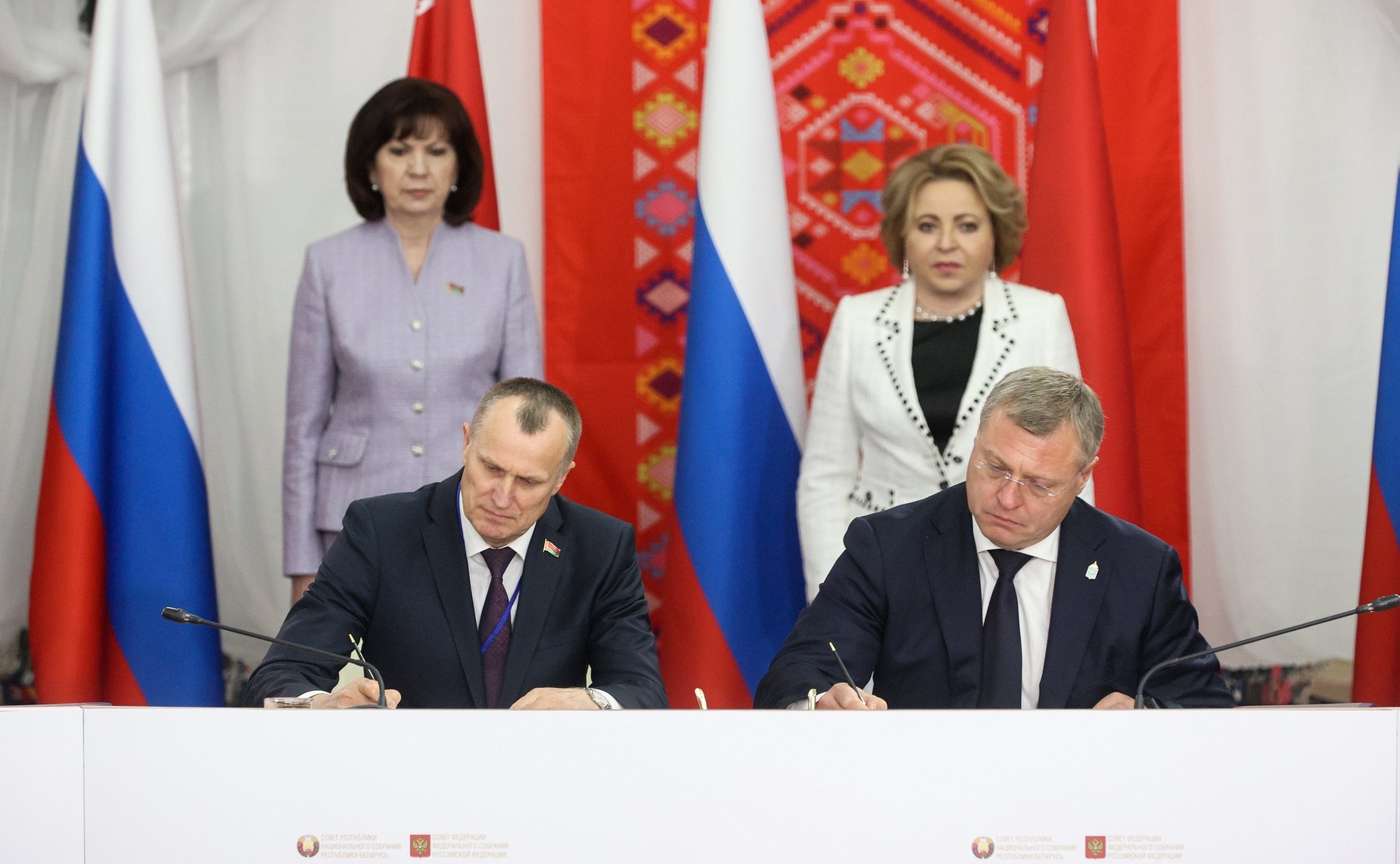 Подписание документов о сотрудничестве между исполнительными и законодательными органами власти, областными исполнительными комитетами, областными советами депутатов Республики Беларусь, а также организациями двух стран