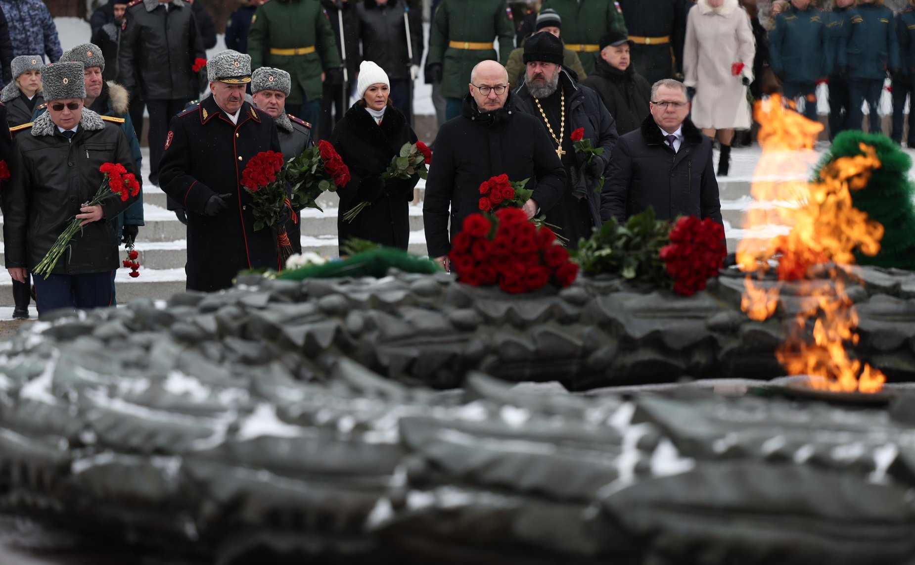 Олег Цепкин принял участие в состоявшейся в регионе церемонии возложения венков к Вечному огню на Аллее Славы