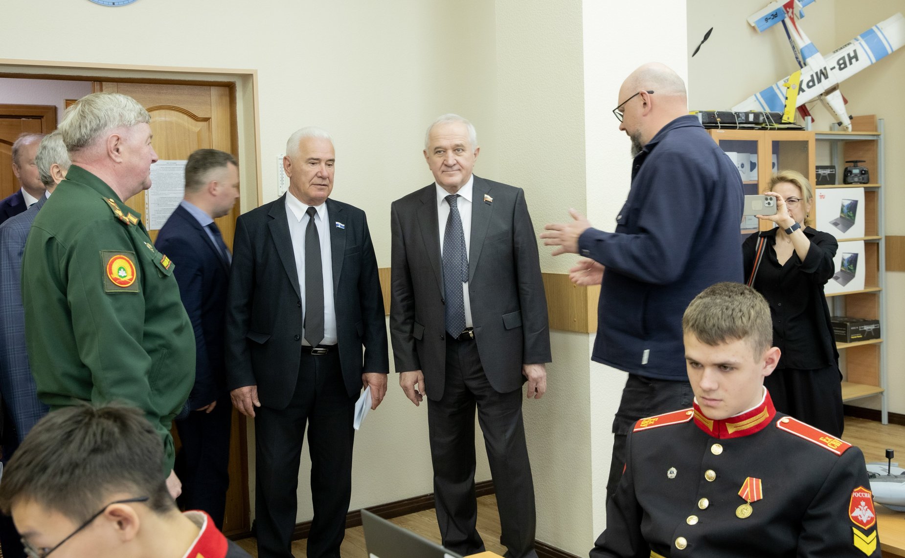 В рамках выездного заседания Комитета СФ по обороне и безопасности сенаторы посетили Екатеринбургское суворовское военное училище)