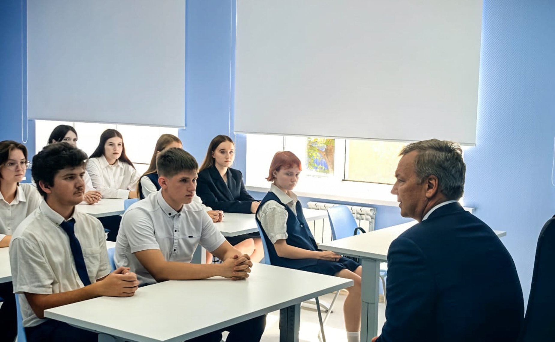 Первый заместитель Председателя Совета Федерации Андрей Яцкин поздравил учителей и учеников начальной школы № 5 города Азова с Днем знаний