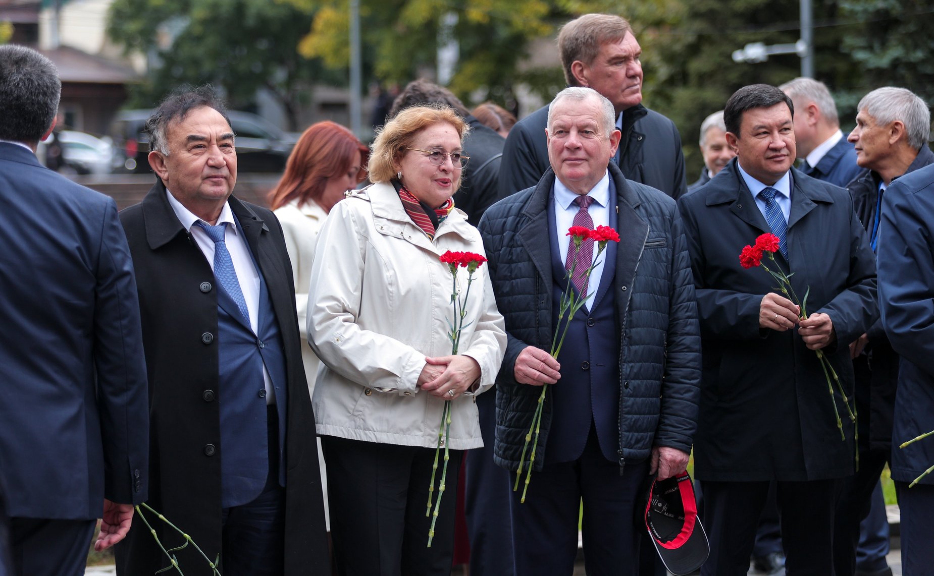 Сенаторы РФ возложили цветы к мемориалу Воину-освободителю в парке им. Ленинского комсомола в Махачкале (фото пресс-служба Министерства экономики и территориального развития Республики Дагестан)