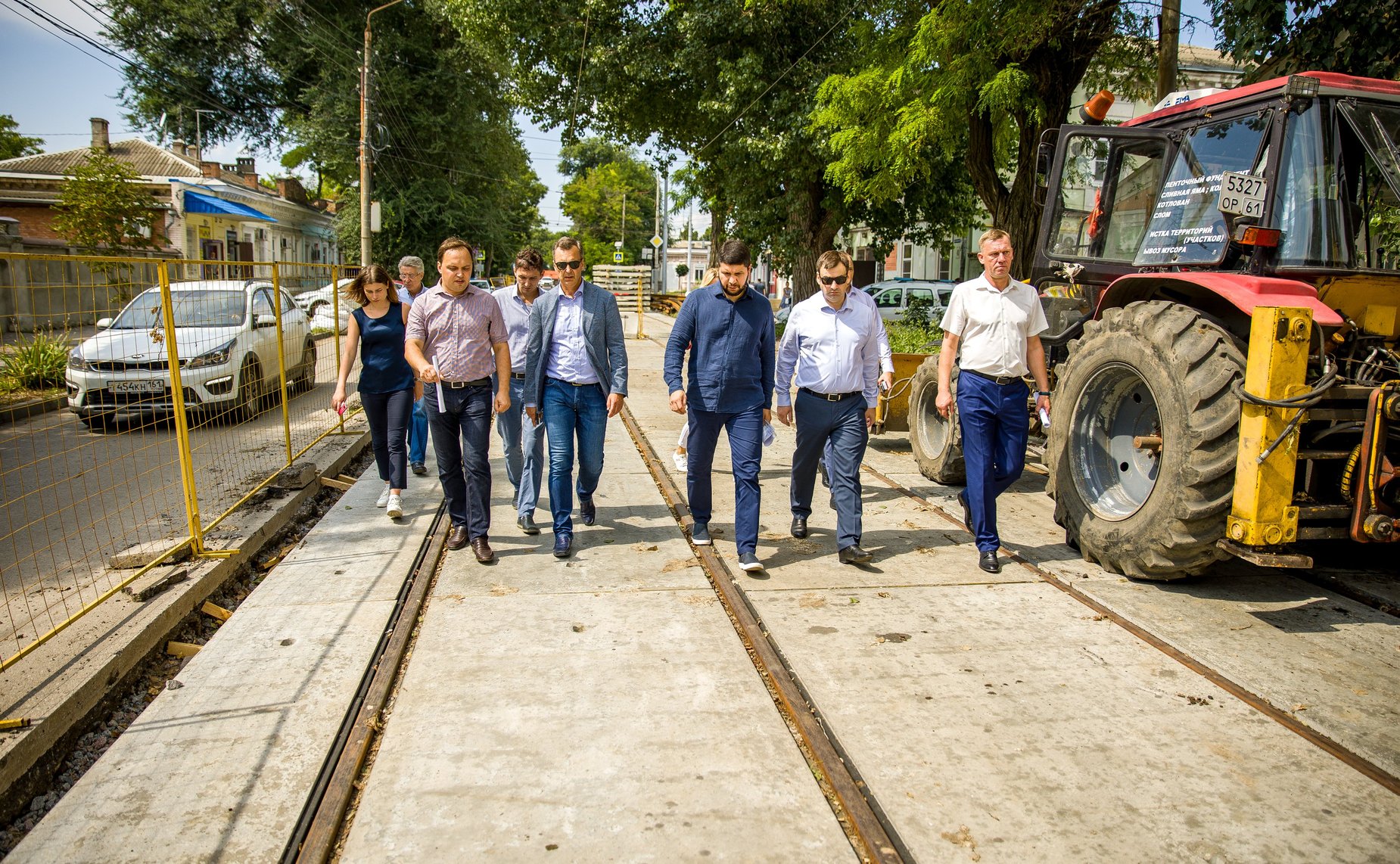 Андрей Яцкин в ходе рабочей поездки в регион посетил город Таганрог и проконтролировал ход работ по реконструкции трамвайной сети и реновации других объектов городской среды
