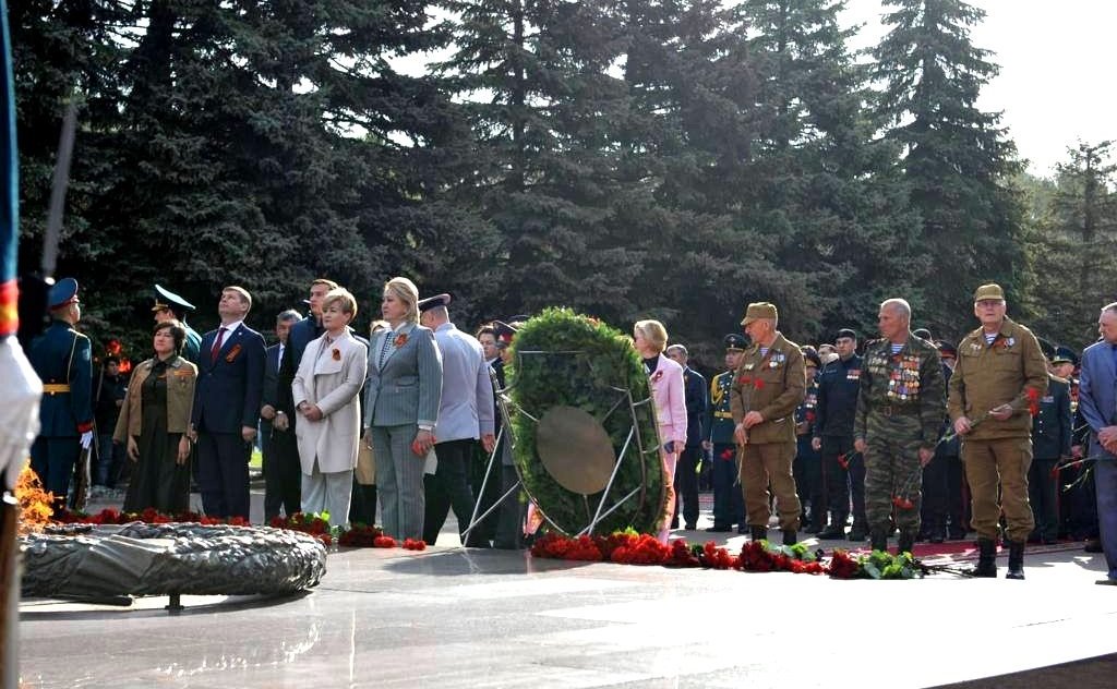 Лилия Гумерова в уфимском парке Победы приняла участие в торжественной церемонии, посвященной 77-й годовщине Победы в Великой Отечественной войне