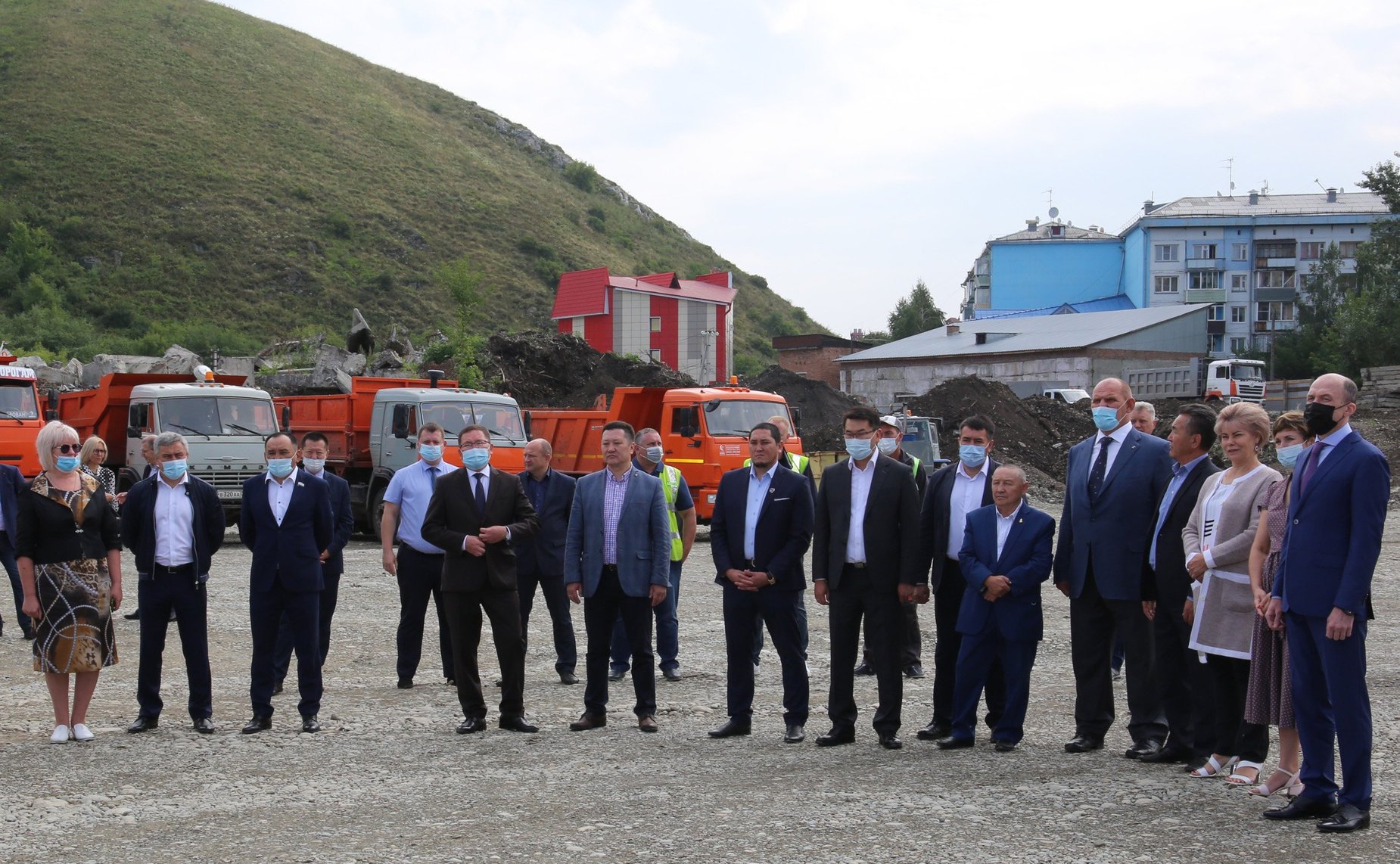 Татьяна Гигель в ходе рабочей поездки по региону приняла участие в церемонии закладки капсулы на строительной площадке национальной общеобразовательной школы №7 в городе Горно-Алтайске