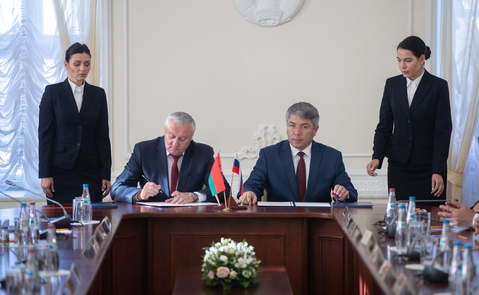 В. Матвиенко и М. Мясникович провели совместную встречу с руководителями субъектов России и Беларуси