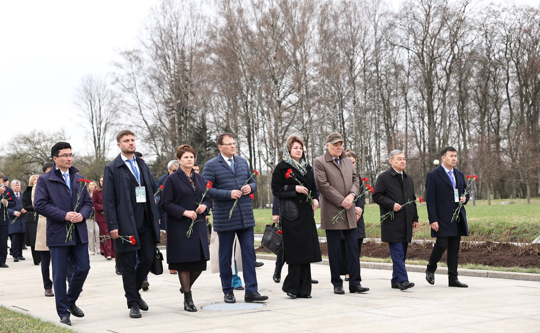 Делегации стран-участниц Межпарламентской Ассамблеи СНГ возложили венки и цветы к Монументу «Мать-Родина» на Пискаревском мемориальном кладбище, а также к памятным плитам государств на Аллее Памяти