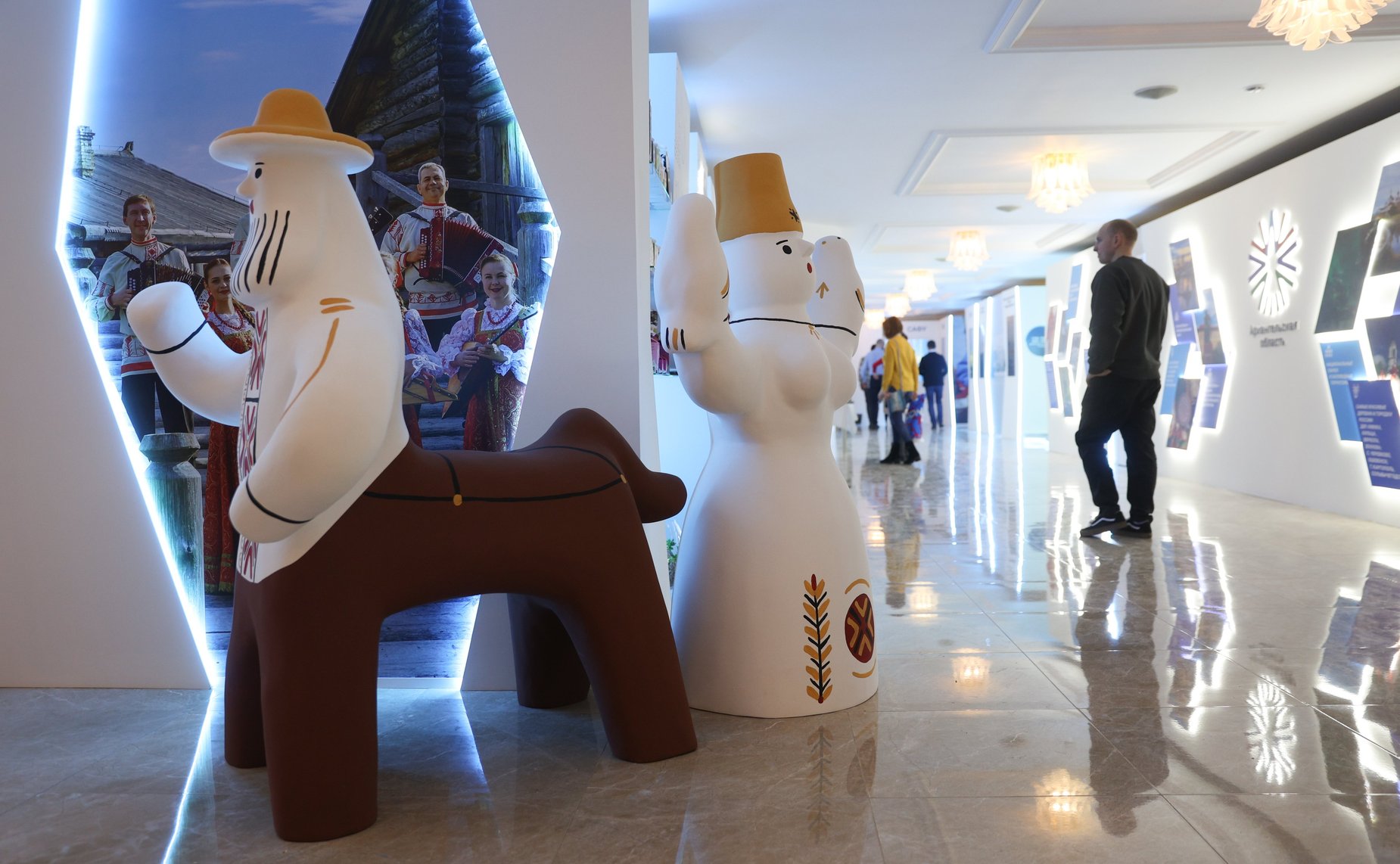 Валентина Матвиенко и губернатор региона Александр Цыбульский осмотрели выставку, посвященную проведению Дней Архангельской области в Совете Федерации