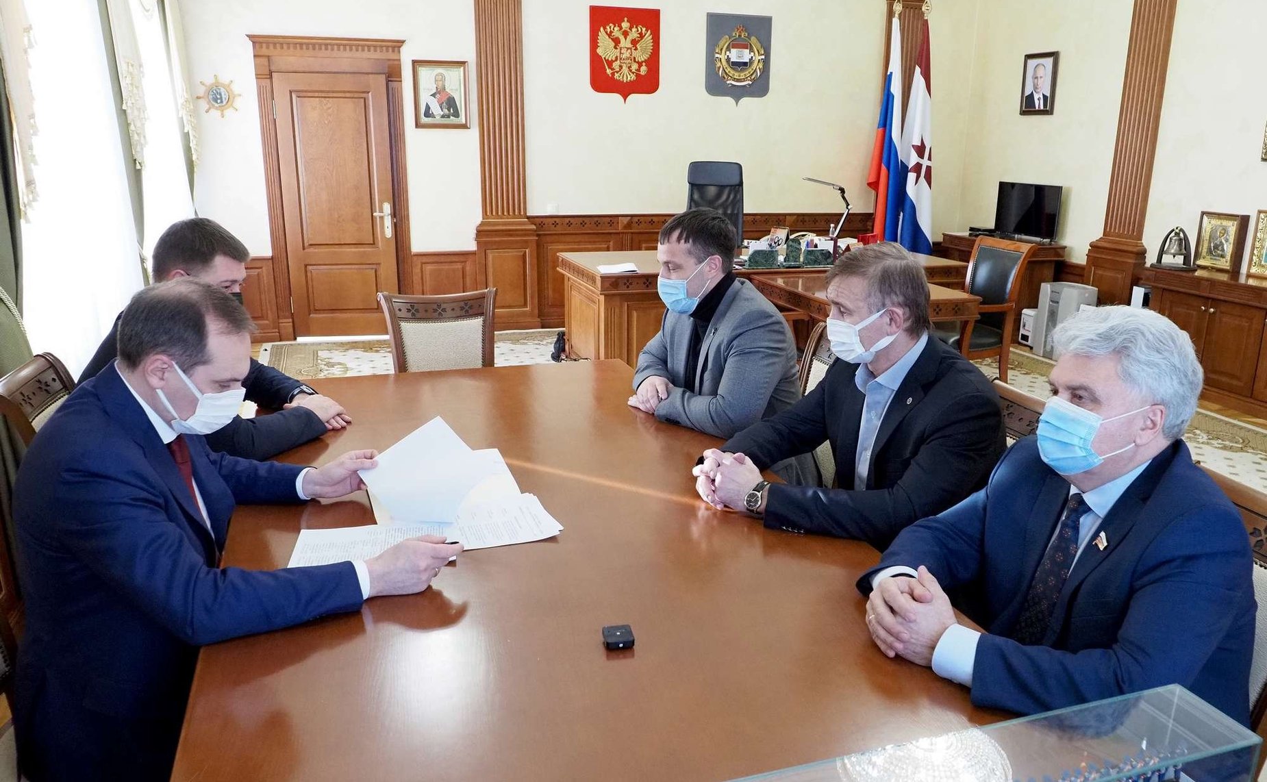 Встреча членов Комитета Совета Федерации по экономической политике Александра Брыксина и Эдуарда Исакова с главой Республики Мордовия Артёмом Здуновым и министром спорта и молодежной политики региона Александром Савиловым