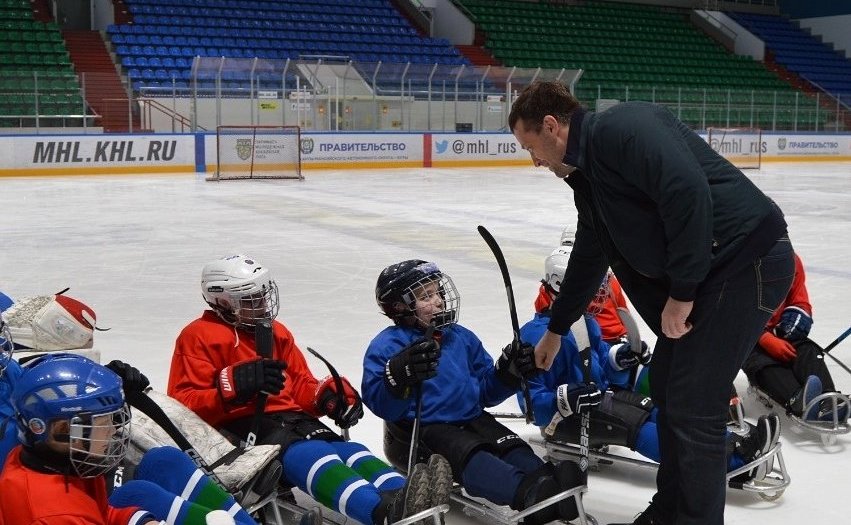 Эдуард Исаков побывал в гостях у юных югорских следж-хоккеистов