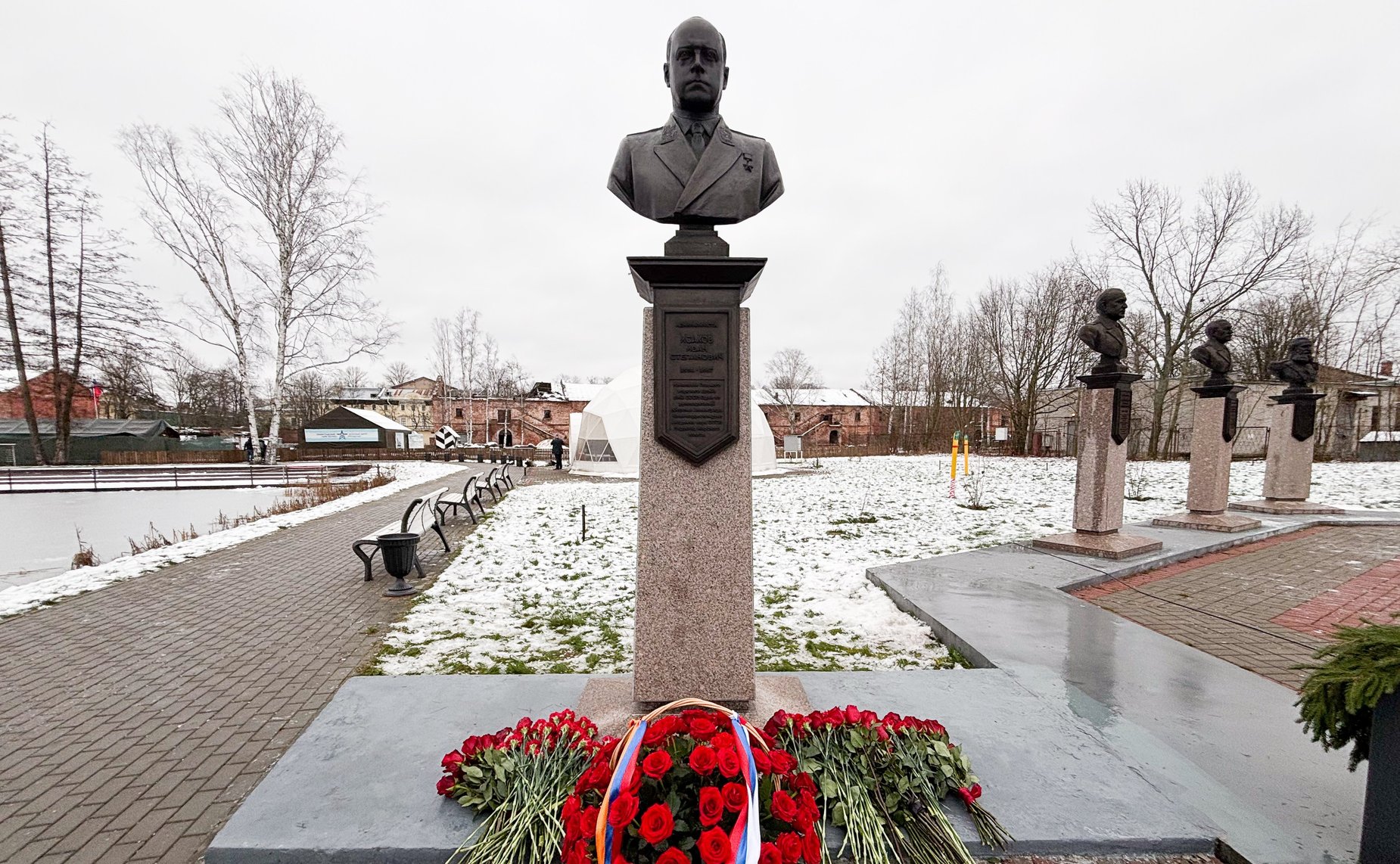 Сенаторы РФ приняли участие в торжественной церемонии открытия памятника Адмиралу флота Советского Союза Исакову Ивану Степановичу