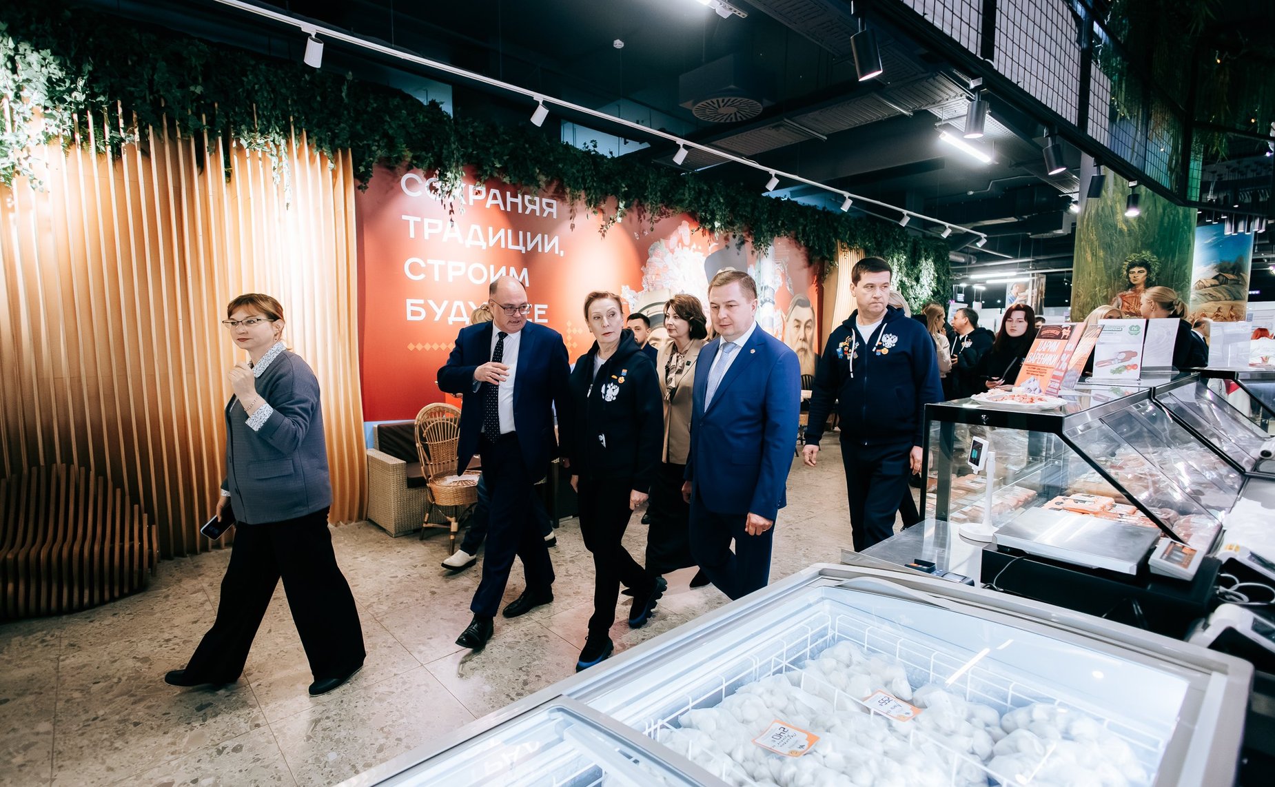 Сенаторы посетили агромаркет «Пехет»