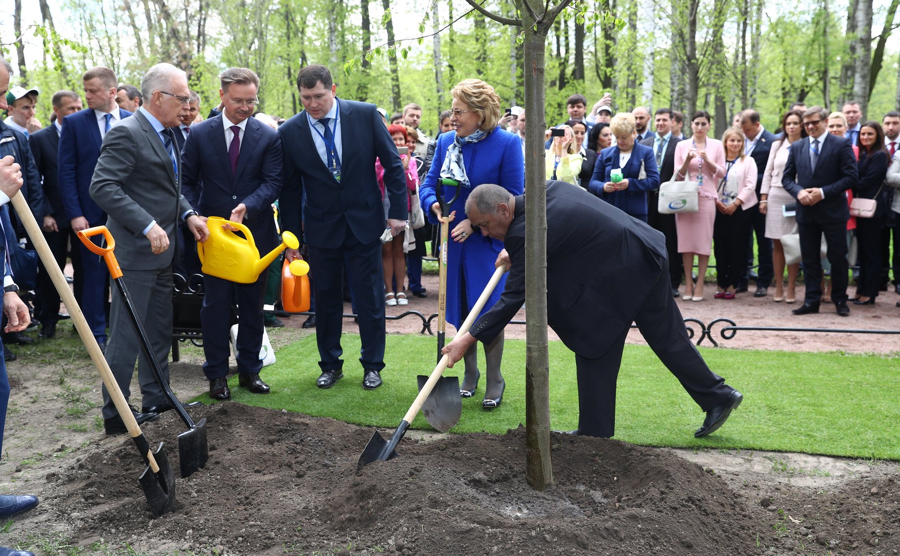 В. Матвиенко приняла участие в акции по посадке деревьев в рамках VIII Невского экологического конгресса