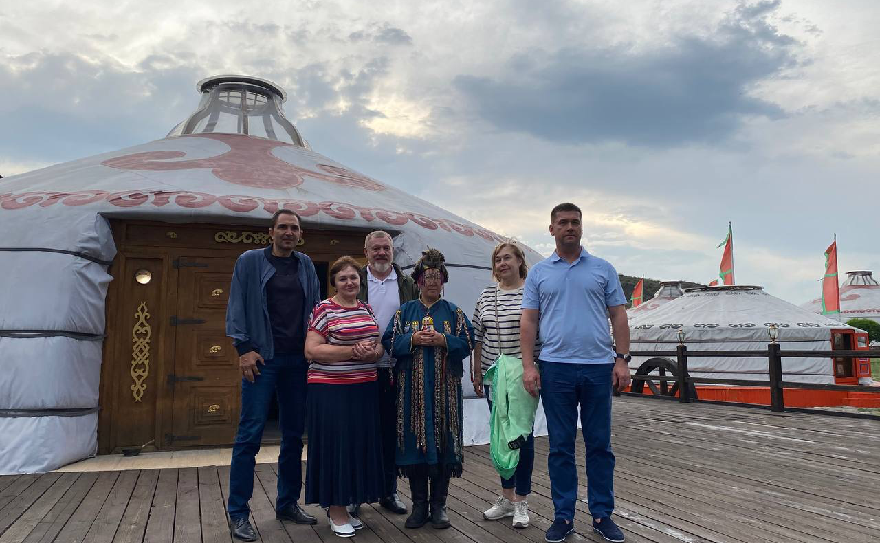 Комитет СФ по социальной политике провел в Республике Тыва выездное совещание с участием главы региона Владислава Ховалыга, представителей федеральных и региональных органов исполнительной власти