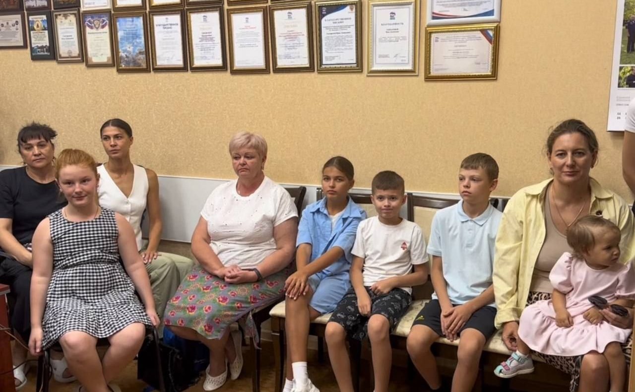 Лариса Мельник вручила детям из семей, попавших в трудную жизненную ситуацию, портфели с канцелярскими принадлежностями