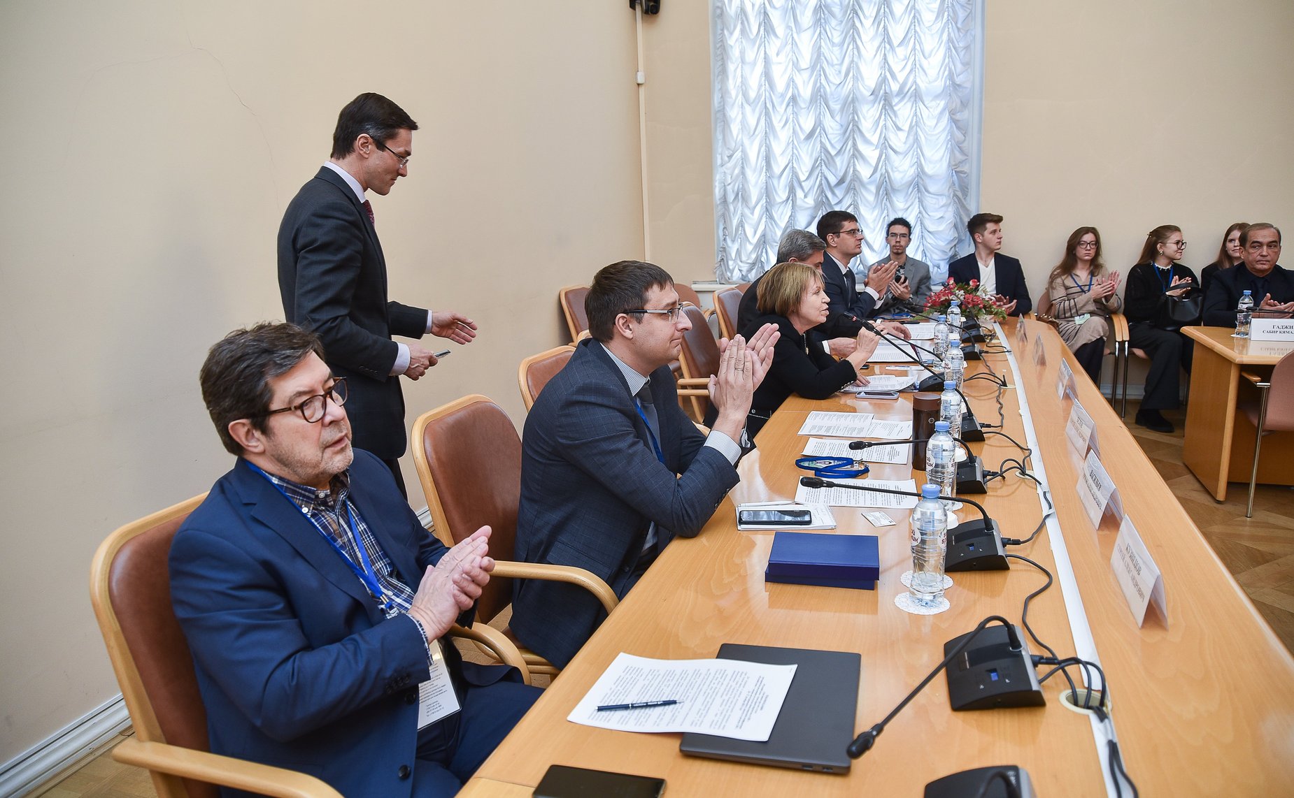 Людмила Скаковская и декан юридического факультета, директор НИИ Проблем государственного языка Санкт-Петербургского государственного университета Сергей Белов провели круглый стол на тему «Русский язык – язык правотворчества в СНГ»