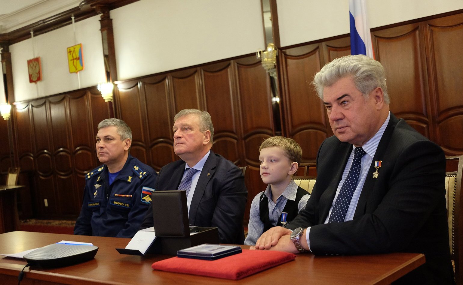 Виктор Бондарев в рамках Всероссийского гражданско-патриотического проекта «Дети-герои» наградил медалью «За проявленное мужество» кировского школьника