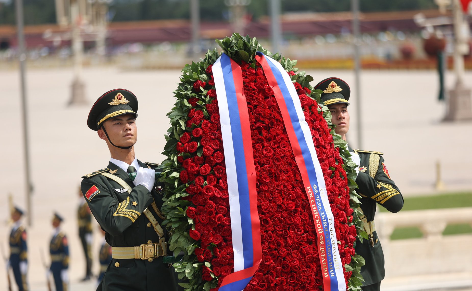 Церемония возложения Председателем Совета Федерации Валентиной Матвиенко венка к Памятнику Народным Героям