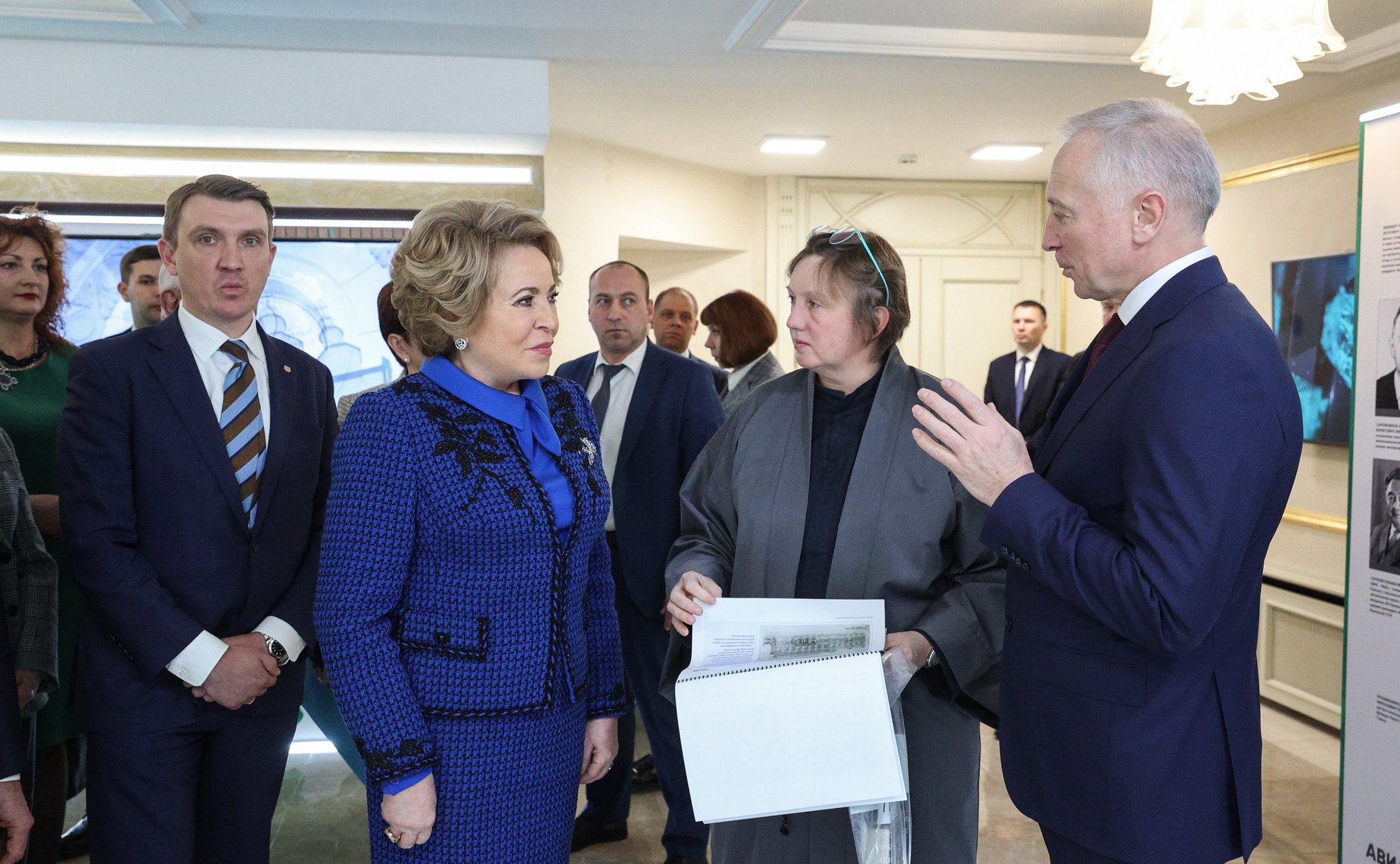 Глава Совета Федерации и губернатор Томской области осмотрели выставку, посвященную региону