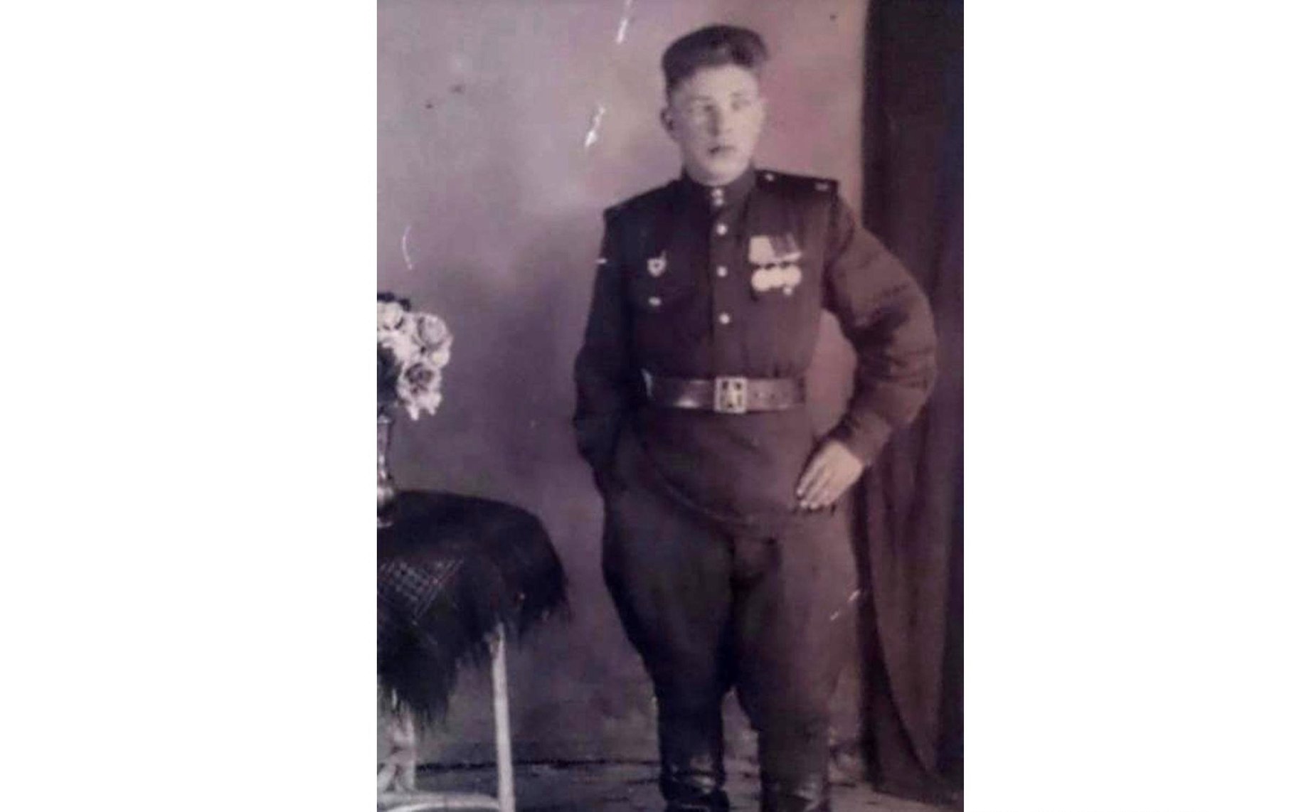 Майоров Александр родился 1926 году во Владимирской области. 5 сентября 1944 года был призван в ряды Советской Армии. Служил в 7-м гвардейском танковом полку шофёром. Награждён медалями. Дядя сенатора О. Хохловой