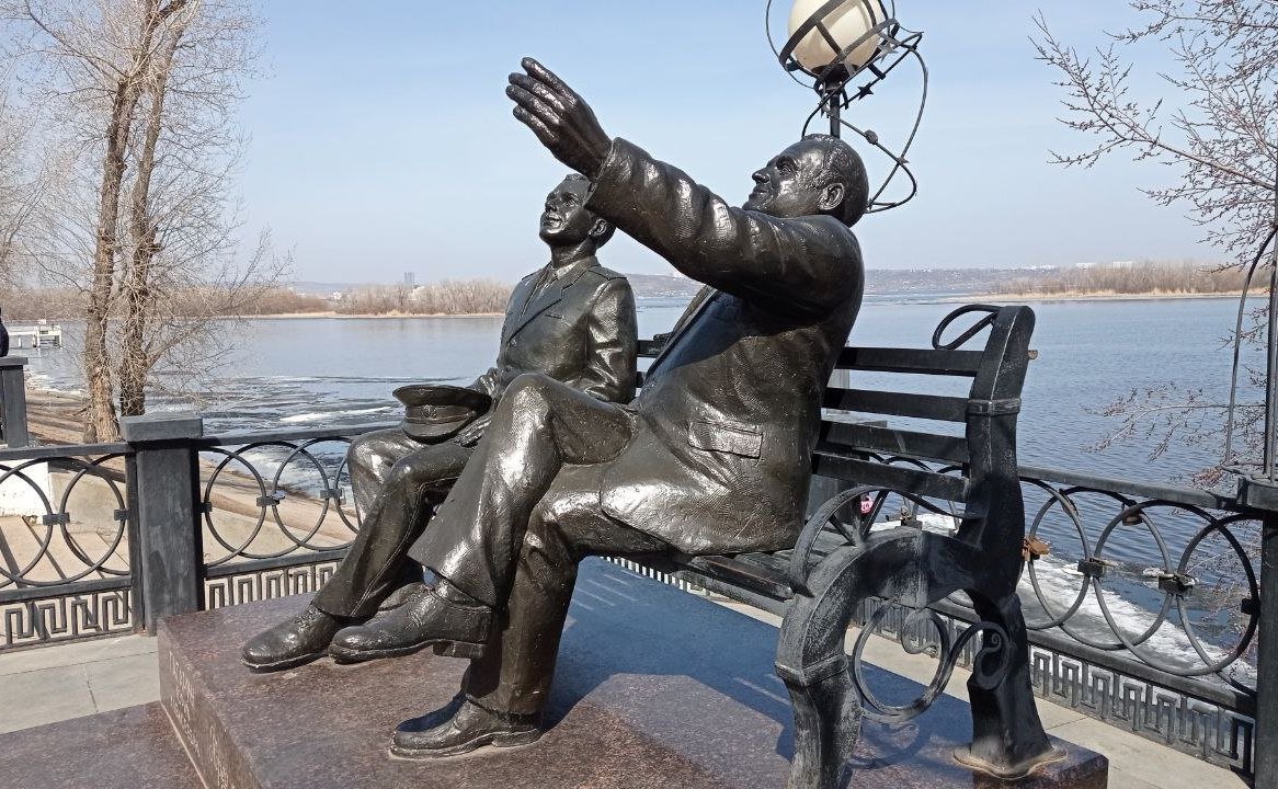 У памятника Юрию Гагарину и Сергею Королеву