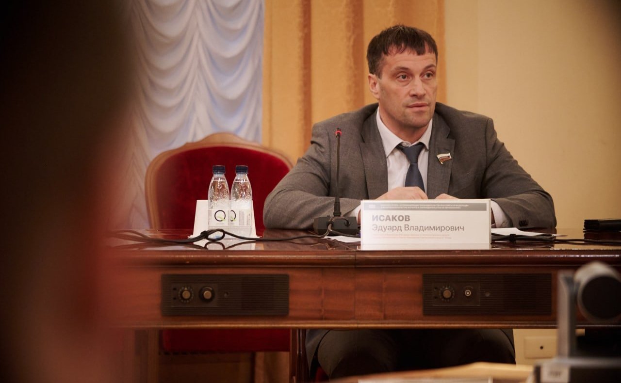 Эдуард Исаков принял участие в заседании Рабочей группы «О гармонизации законодательства о физической культуре и спорте и законодательства об образовании»