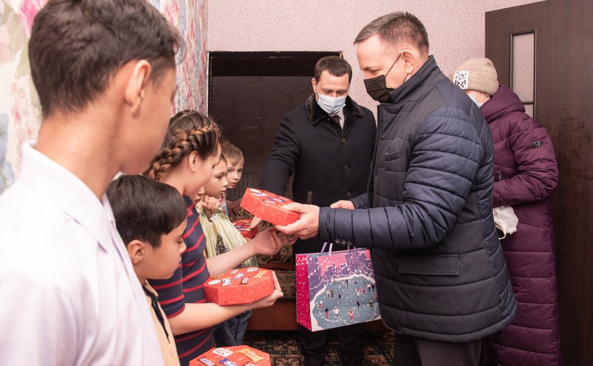 Олег Алексеев и Дмитрий Романов побывали в гостях у семей, которые взяли под опеку несовершеннолетних детей