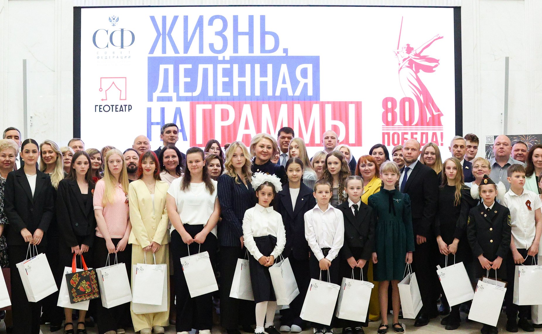 Лилия Гумерова и Дмитрий Василенко открыли в верхней палате выставку детского рисунка «Жизнь, делённая на граммы»