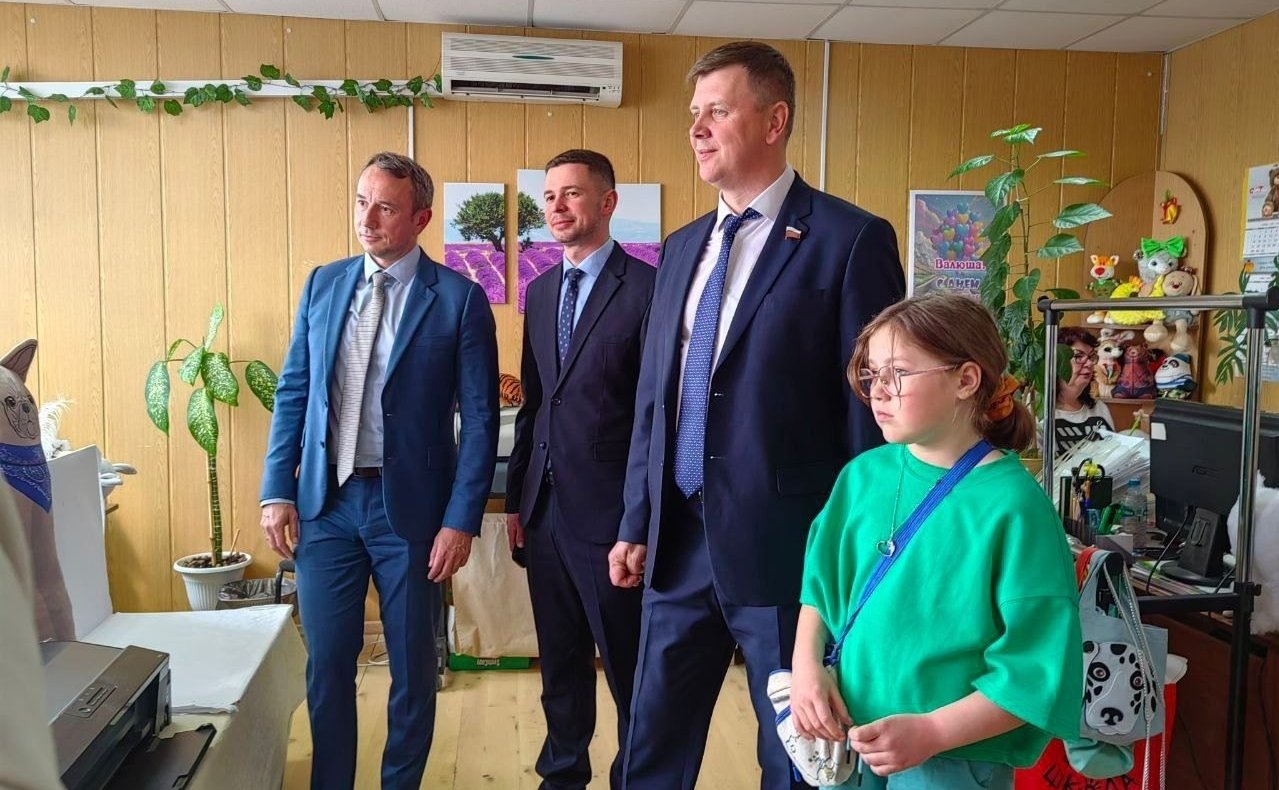 Артем Малащенков совместно с активистами «Движения Первых» из Смоленской области побывал на крупном предприятии, которое изготавливает игрушки