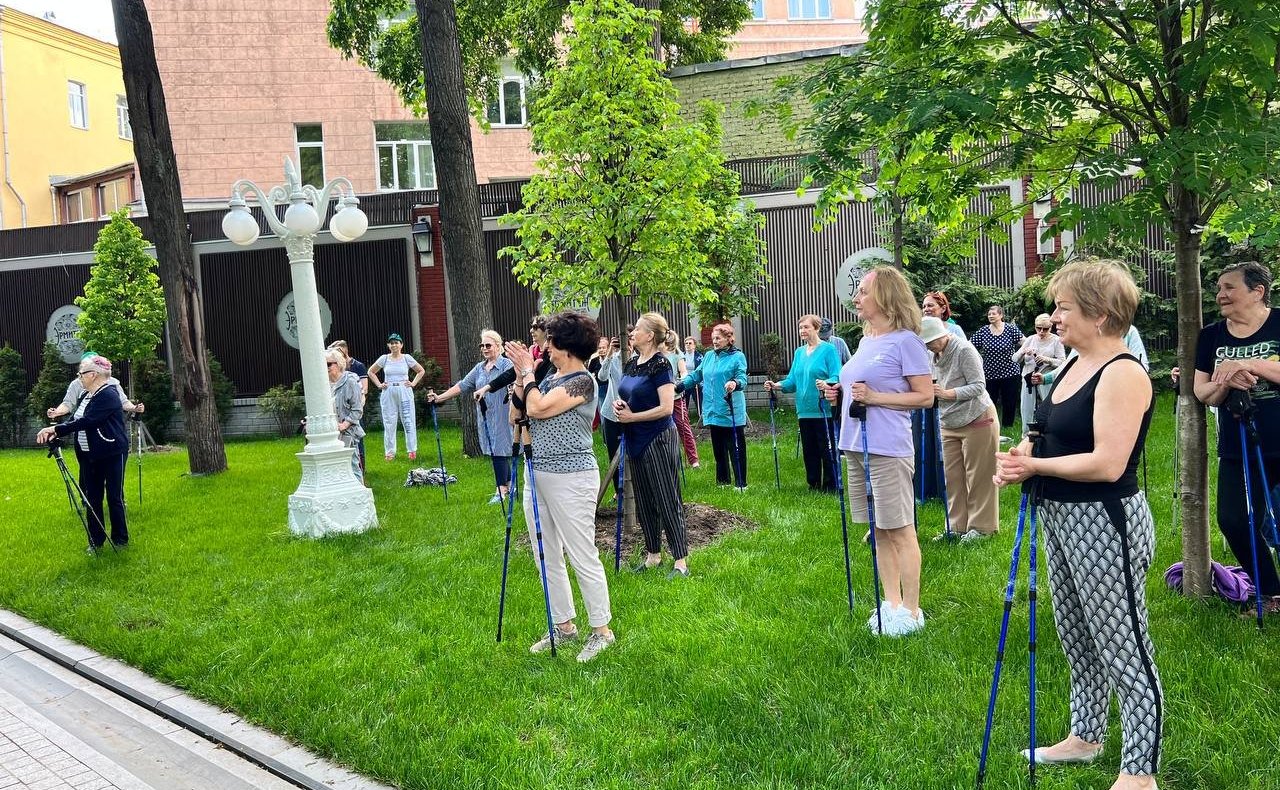 Инна Святенко встретилась в саду «Эрмитаж» с жителями столицы «серебряного возраста» — участниками открытых уроков по общей физической подготовке и танцам