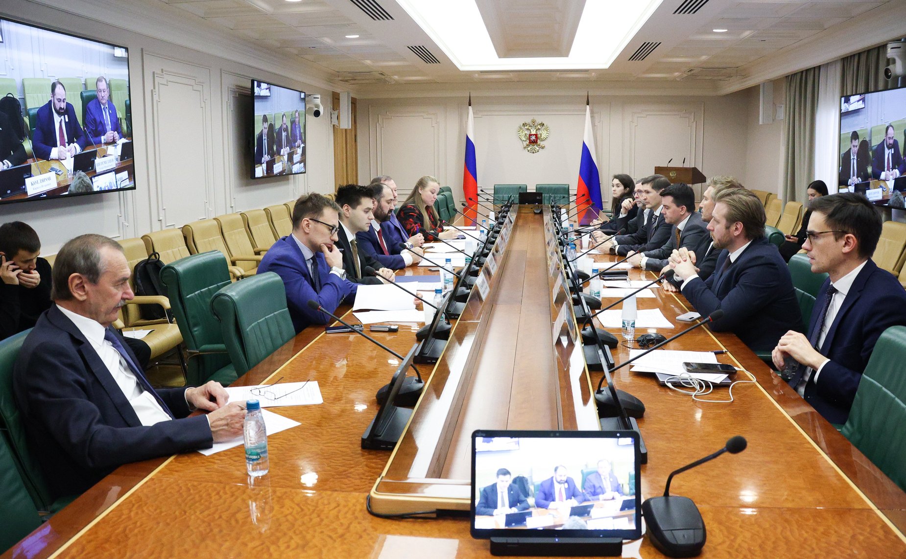 Круглый стол на тему «Обеспечение технологического лидерства в нефтегазовом секторе: цифровая трансформация, обеспечение кадрами, локализация оборудования»