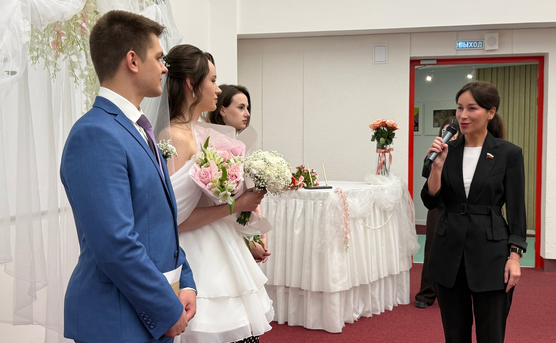 Елена Дягилева поздравила мурманских студентов, зарегистрировавших брак в рамках всероссийской акции «Семейный диплом»