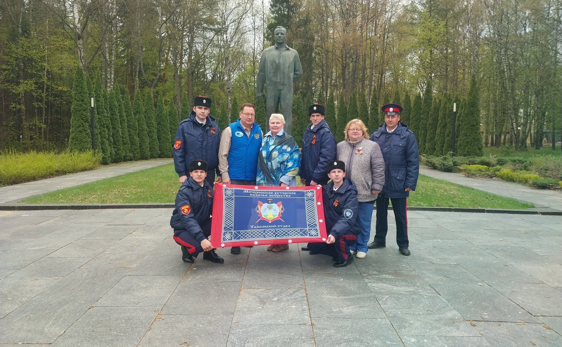 Тамбовкие казаки Промышленно-технологического колледжа приняли участие в благоустройстве Звёздного городка и с православными иконами прошли крестным ходом вокруг храма Вознесения Господня