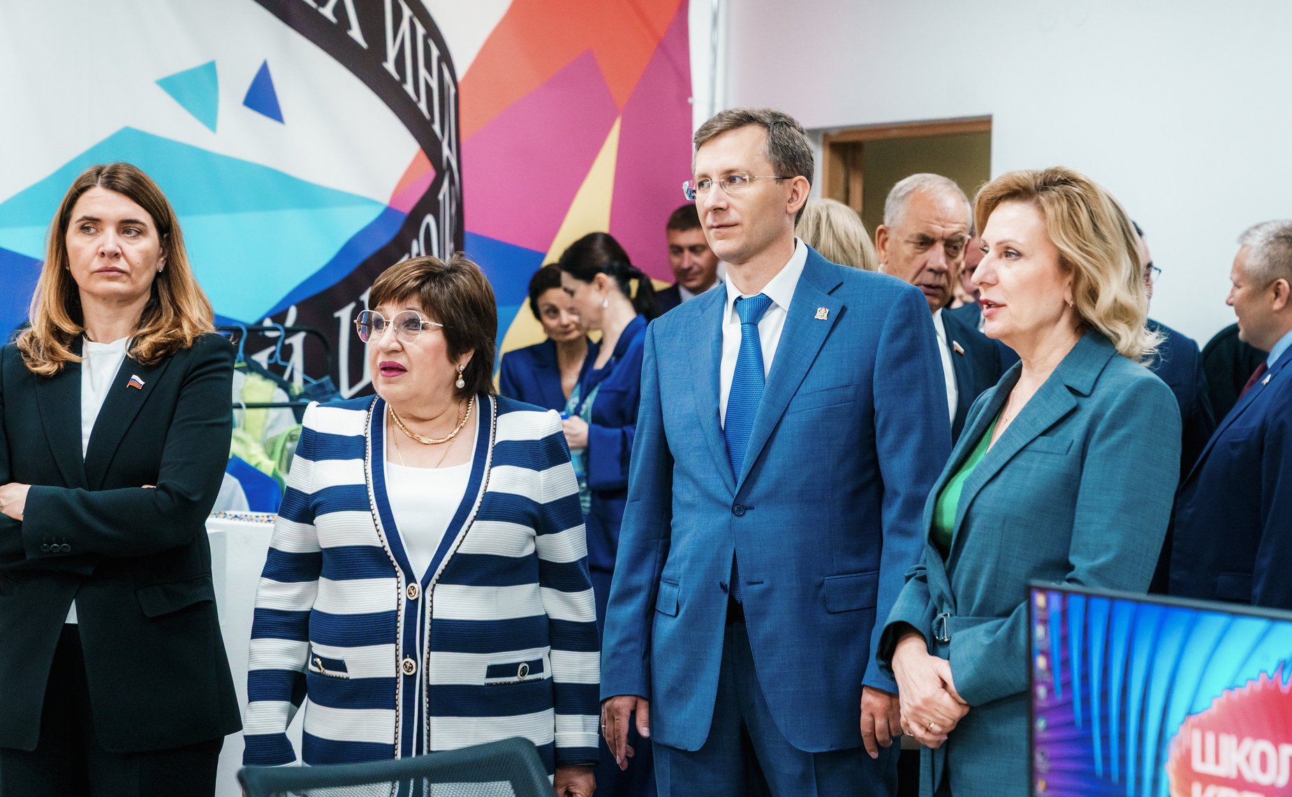 Сенаторы посетили Школу креативных индустрий на базе Окружного Дома народного творчества и Центр народных художественных промыслов и ремесел