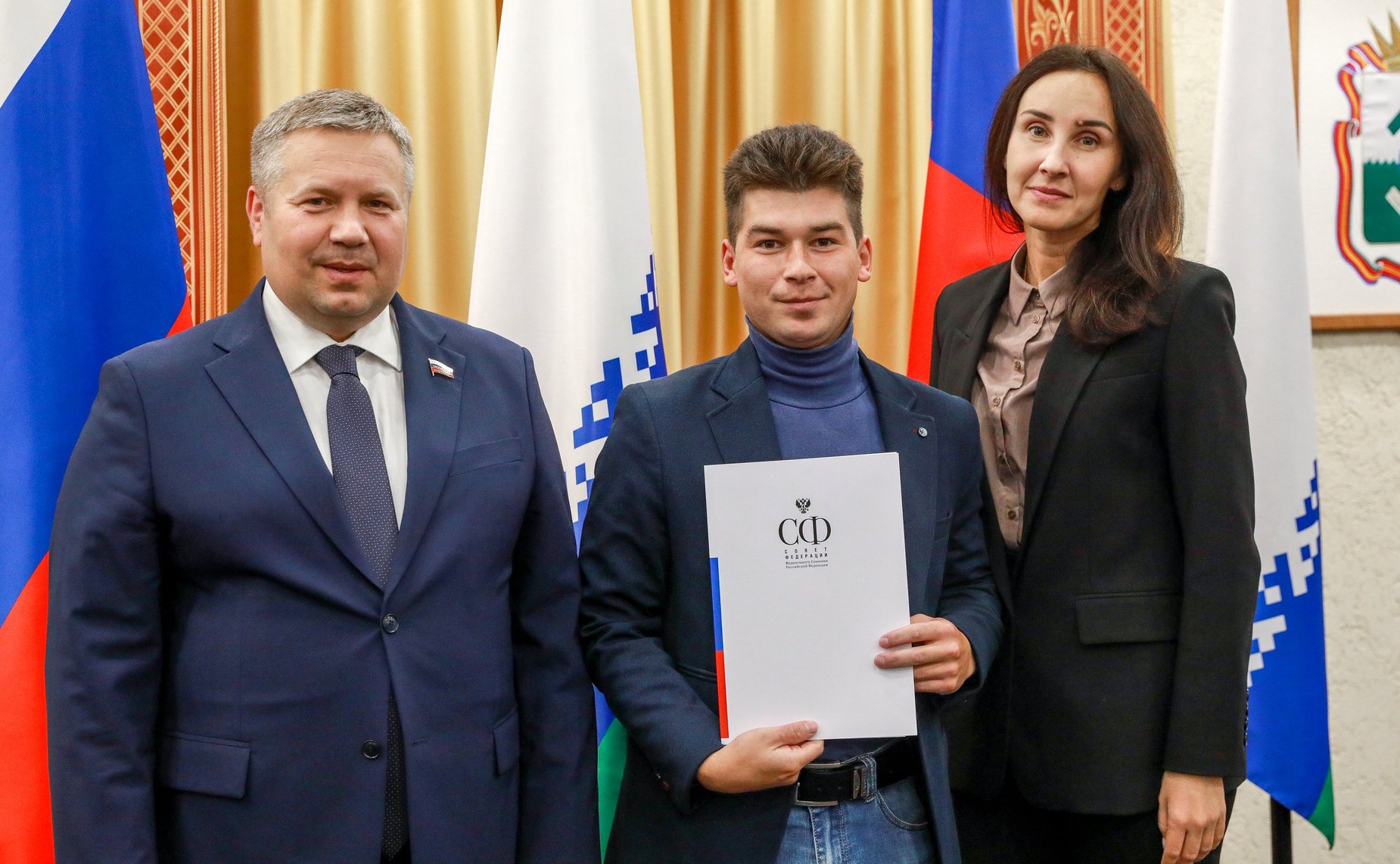 Денис Гусев вручил именные стипендии лучшим студентам учреждений профессионального образования Ненецкого АО